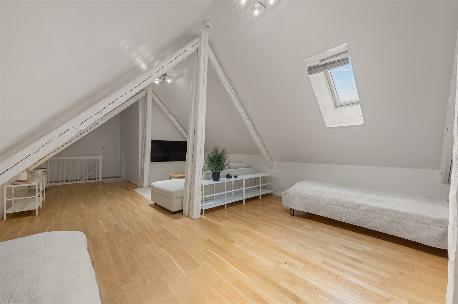 - Stuen måler 22,2m² (ikke godkjent for varig opphold) - Galleribilde