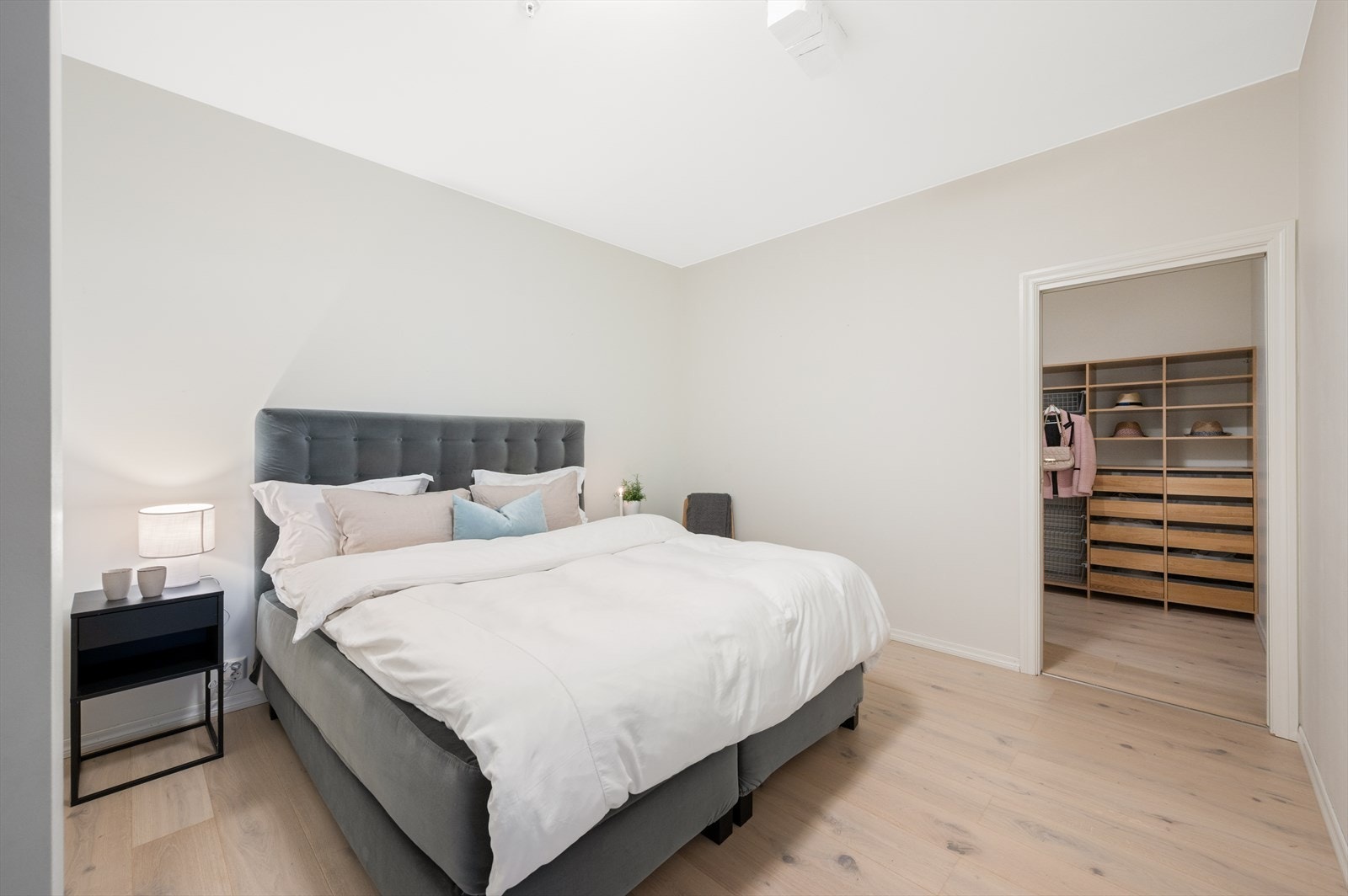 - Romslig soverom på hele 14,5m². Merk videre tilkomst til omkledningsrom på 8m² med praktisk garderobeløsning - Galleribilde