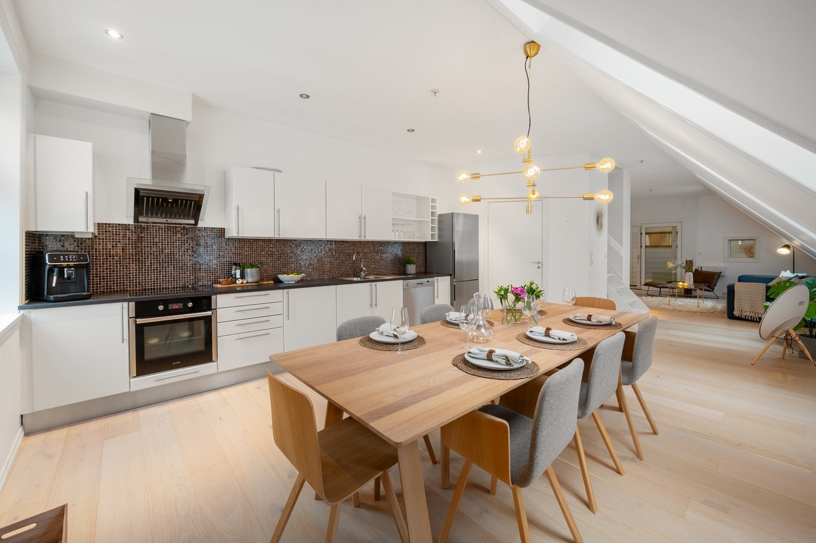 - Godt med skap- og benkeplass til glede for kokken - Galleribilde