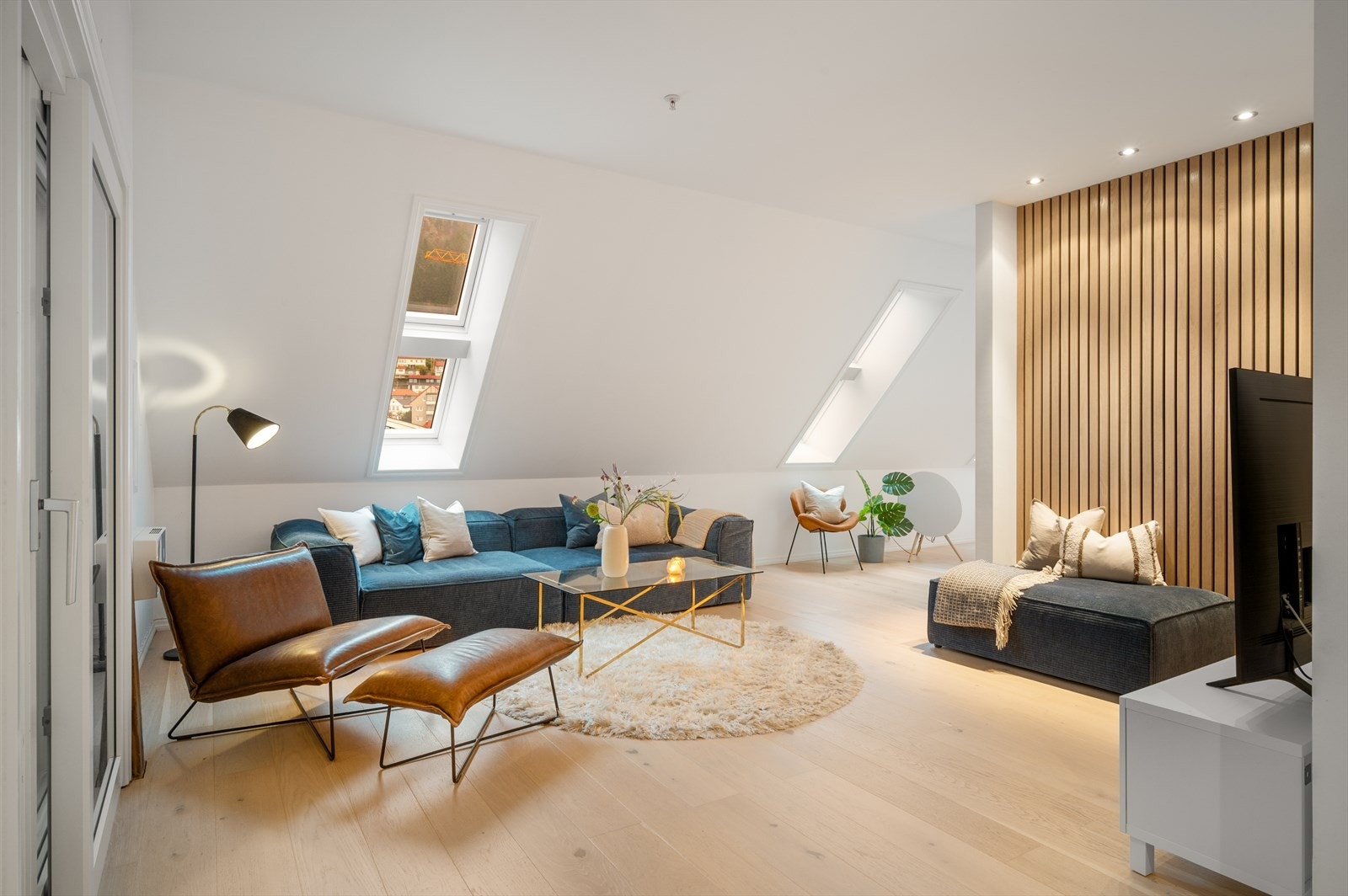 - Hovedetasjen inneholder entré, bad, soverom, omkledningsrom, stue, trapp/gang, kjøkken og bod - Galleribilde