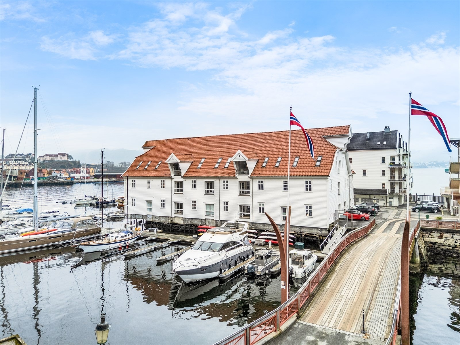 - Fra leiligheten er det 6 minutters gange til busstopp med 14 ulike linjer - Galleribilde