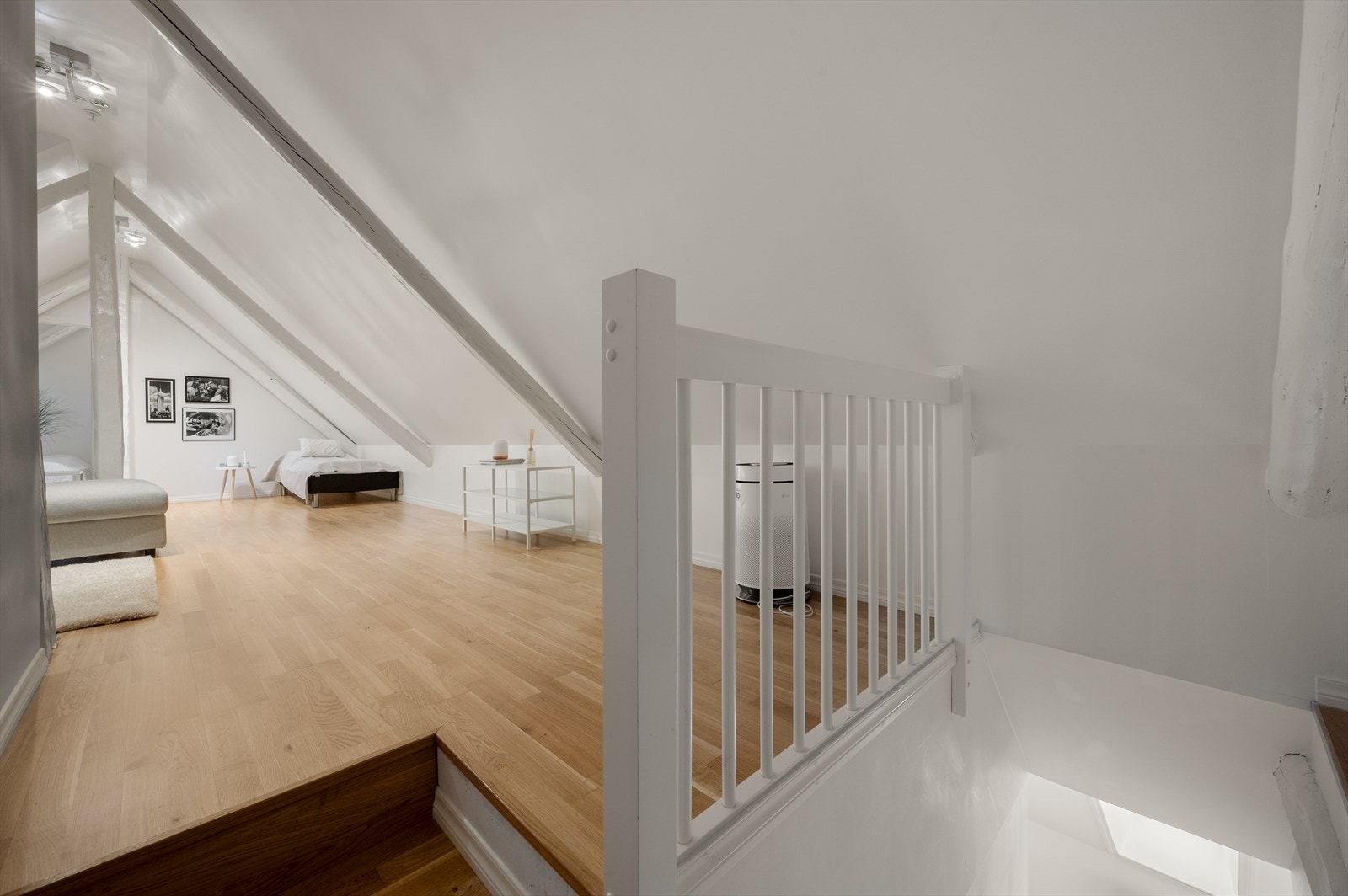 - Loftet inneholder trapp/gang, stue og soverom (ikke godkjent for varig opphold) - Galleribilde