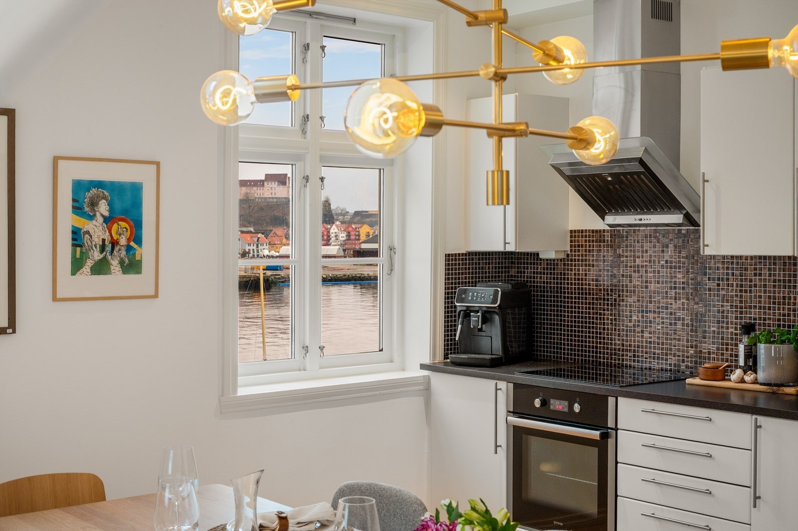 - Ny eier får gleden av medfølgende oppvaskmaskin, komfyr og platetopp - Galleribilde