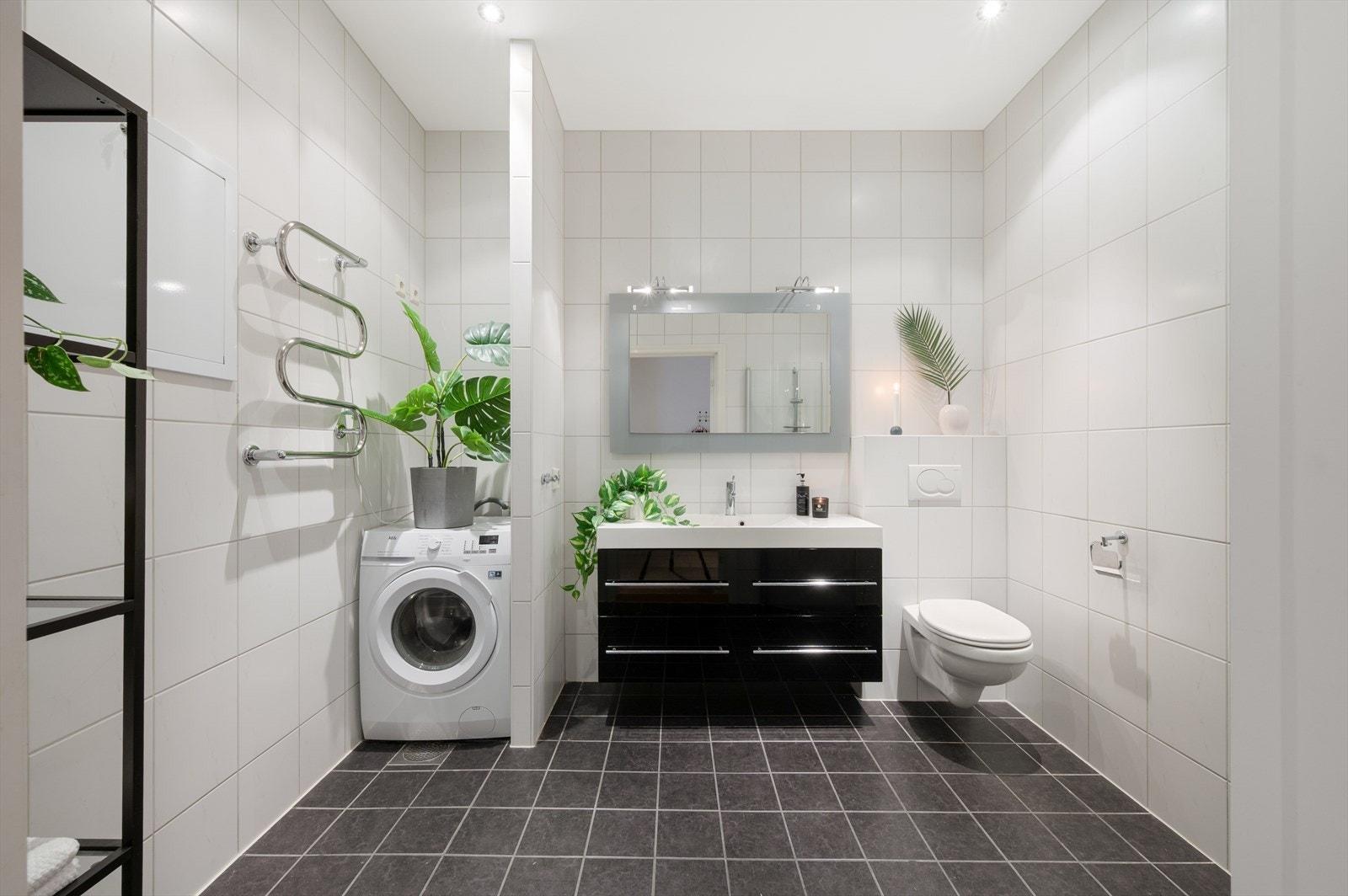 - Lekkert, helfliset baderom på 6,5m² med behagelig varme i gulv - Galleribilde