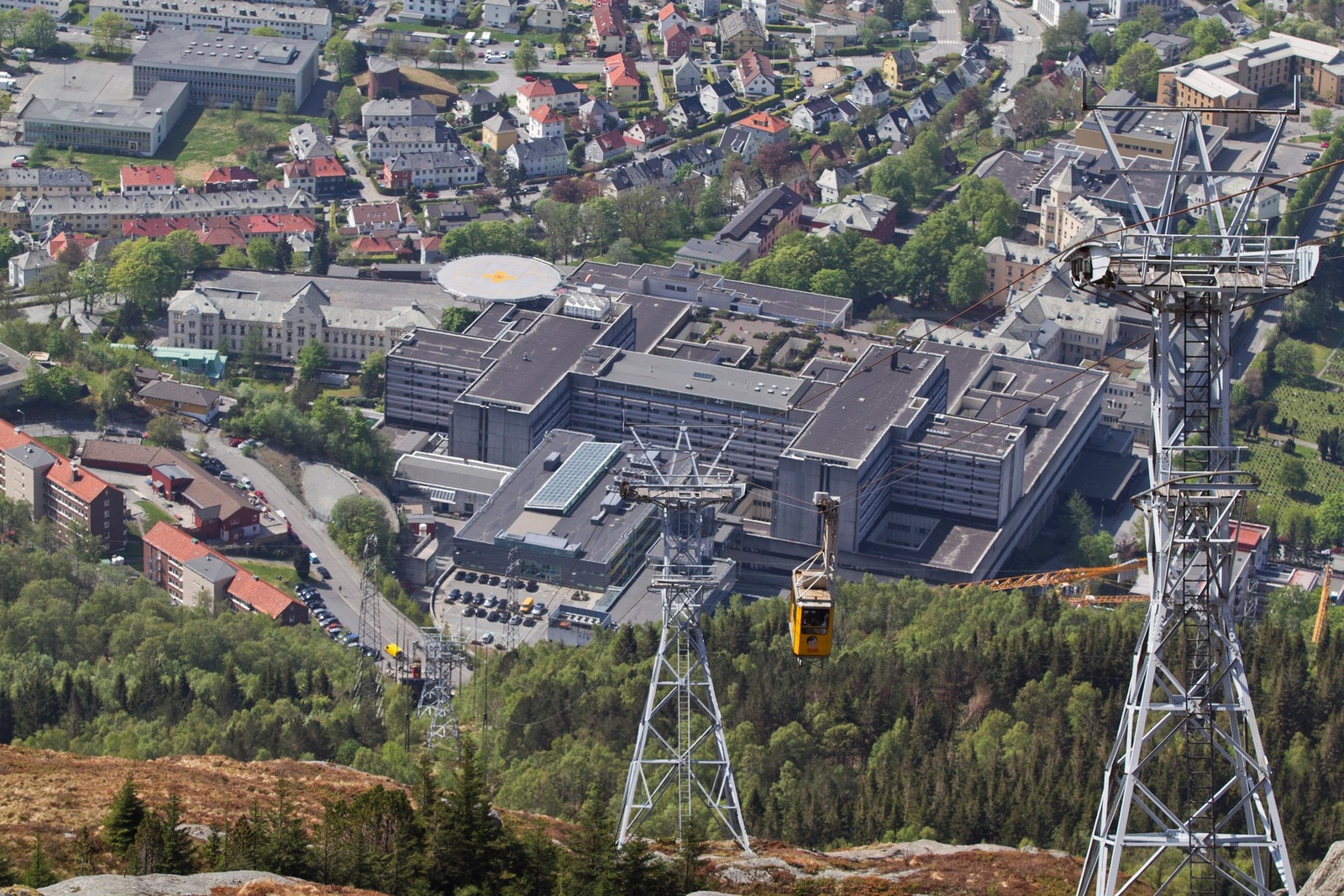 Noen av Bergens største arbeidsplasser, blant annet Haukelands universitetssykehus, Haraldsplass Sykehus og Odontologen er også beliggende innenfor gå- og sykkelavstand. Bilde tatt av Tom Rolvåg. Galleribilde