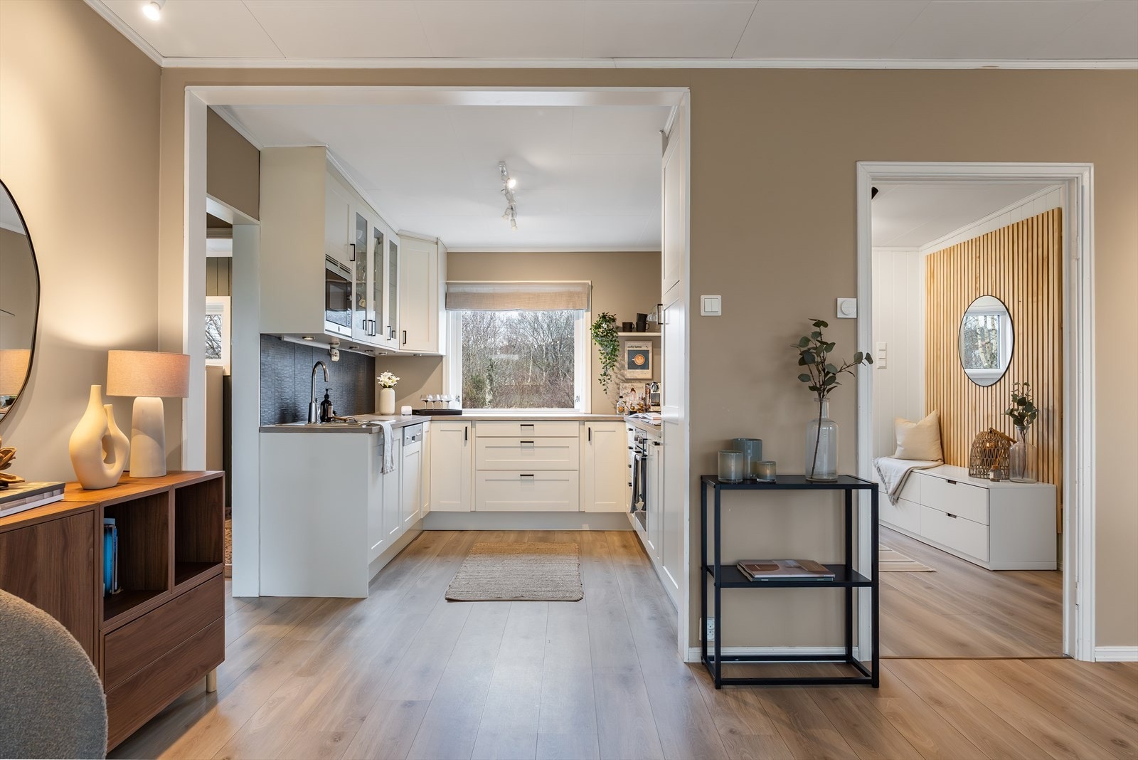 Pent og moderne kjøkken i lyse farger. Galleribilde