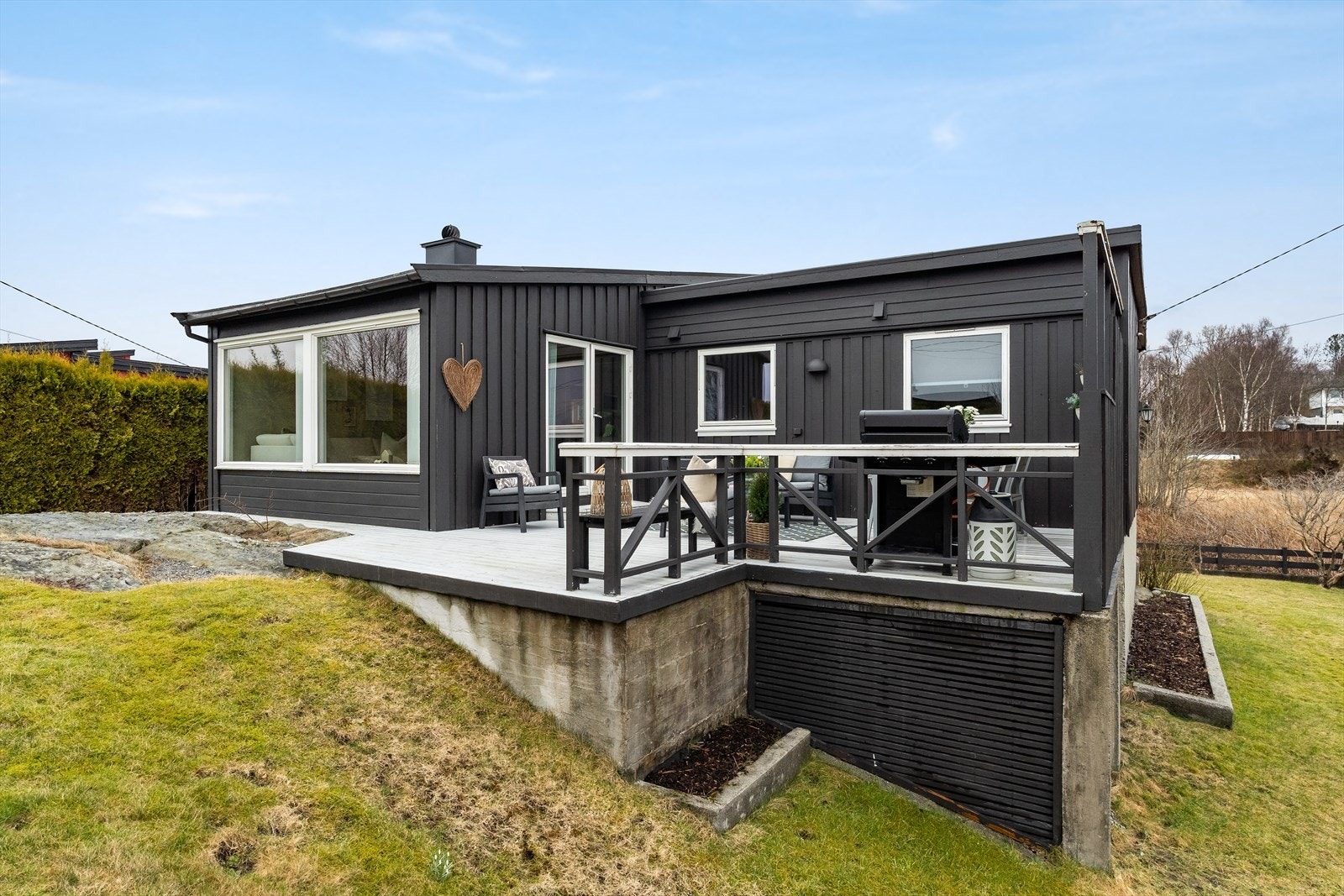 Fra terrassen kan du gå rett ut i hagen med plen, terrasse, prydbusker og trær. Galleribilde