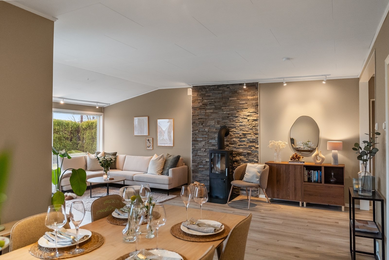 Stuen har god plass til både sofagruppe og spisebord. Galleribilde