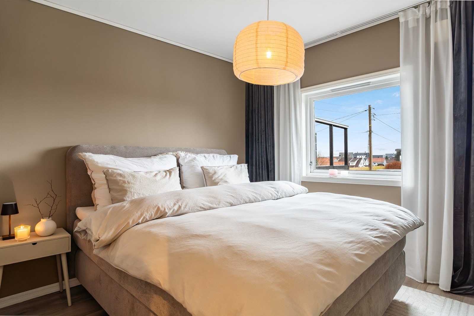 Boligen har totalt tre soverom. Hovedsoverommet er romslig og har plass til dobbeltseng med nattbord. Her finner du også en praktisk garderobeløsning. Galleribilde