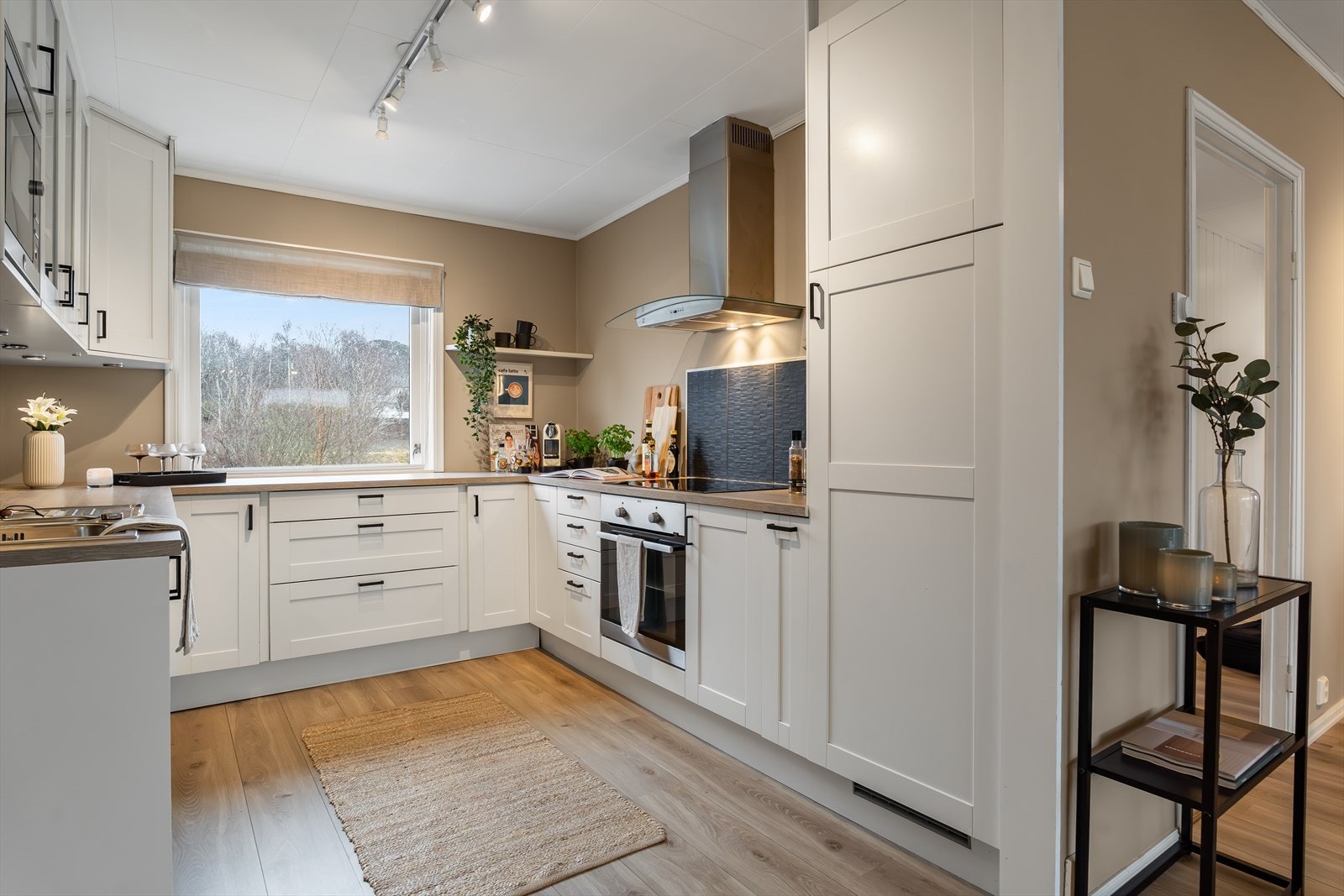 Kjøkkenet har rikelig med både skap- og benkeplass, samt overskap helt opp til taket. Galleribilde