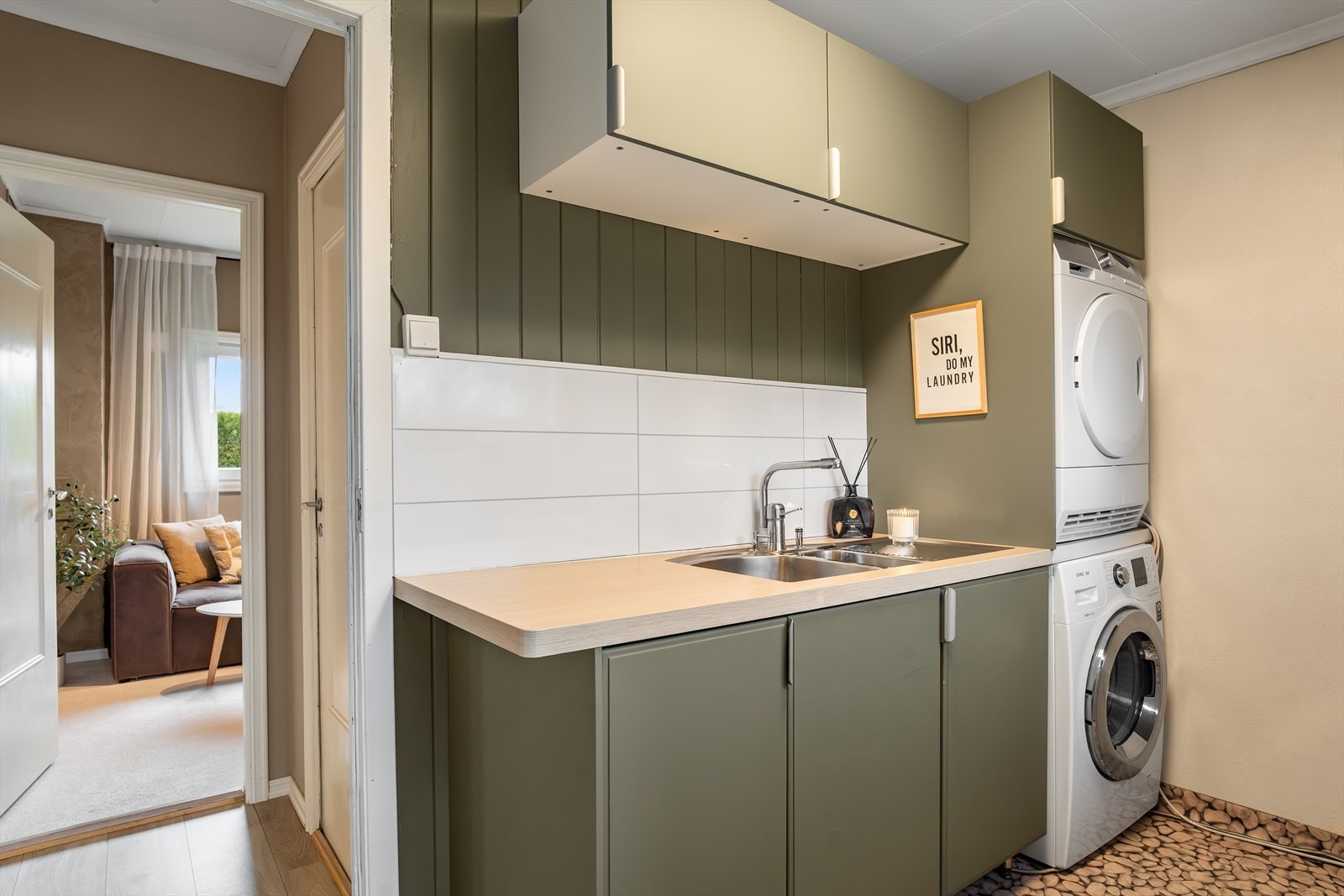 Praktisk vaskerom med egen inngang. Galleribilde