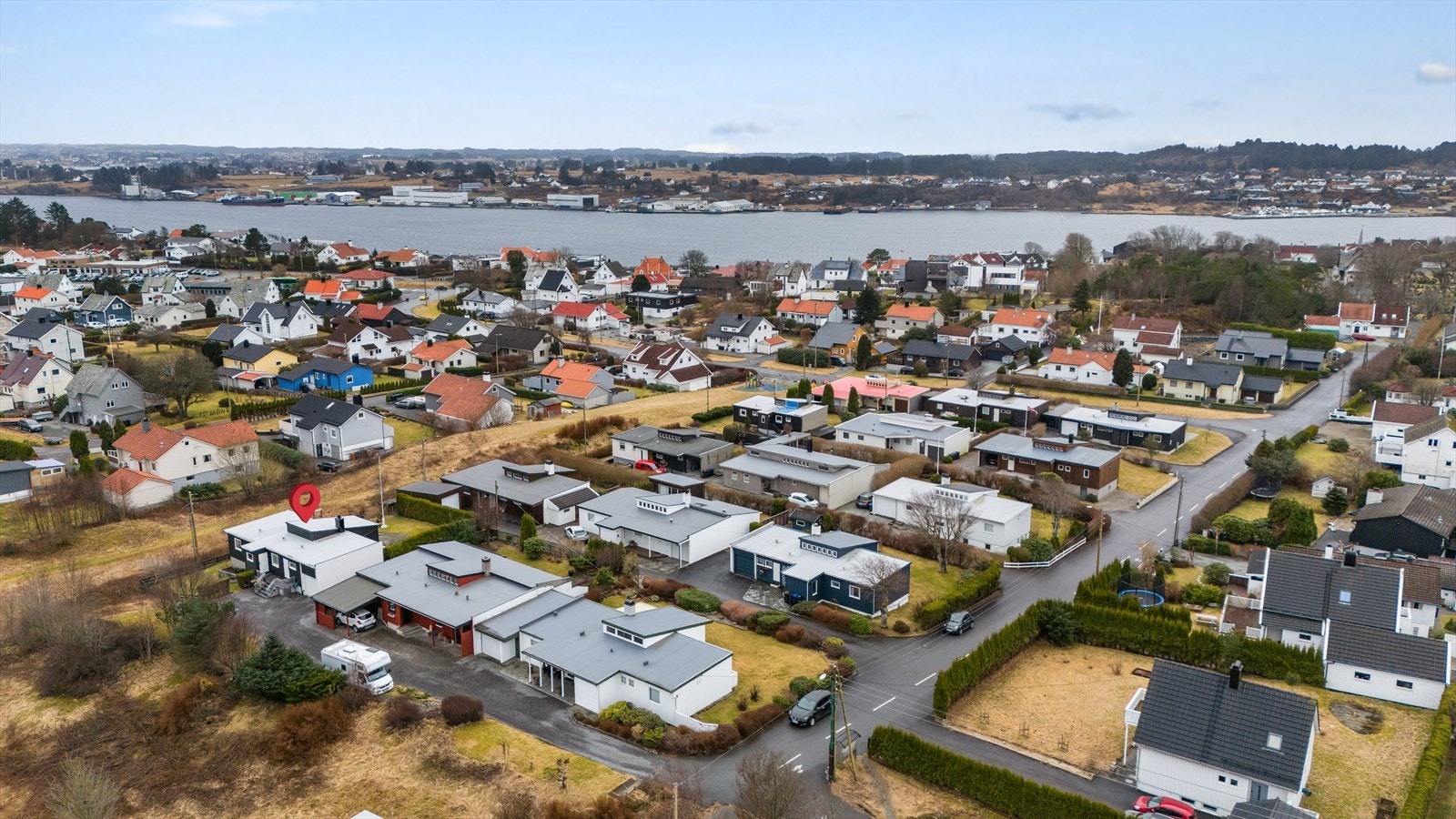 Boligen ligger tilbaketrukket til i et rolig boligområde uten gjennomgangstrafikk. Galleribilde