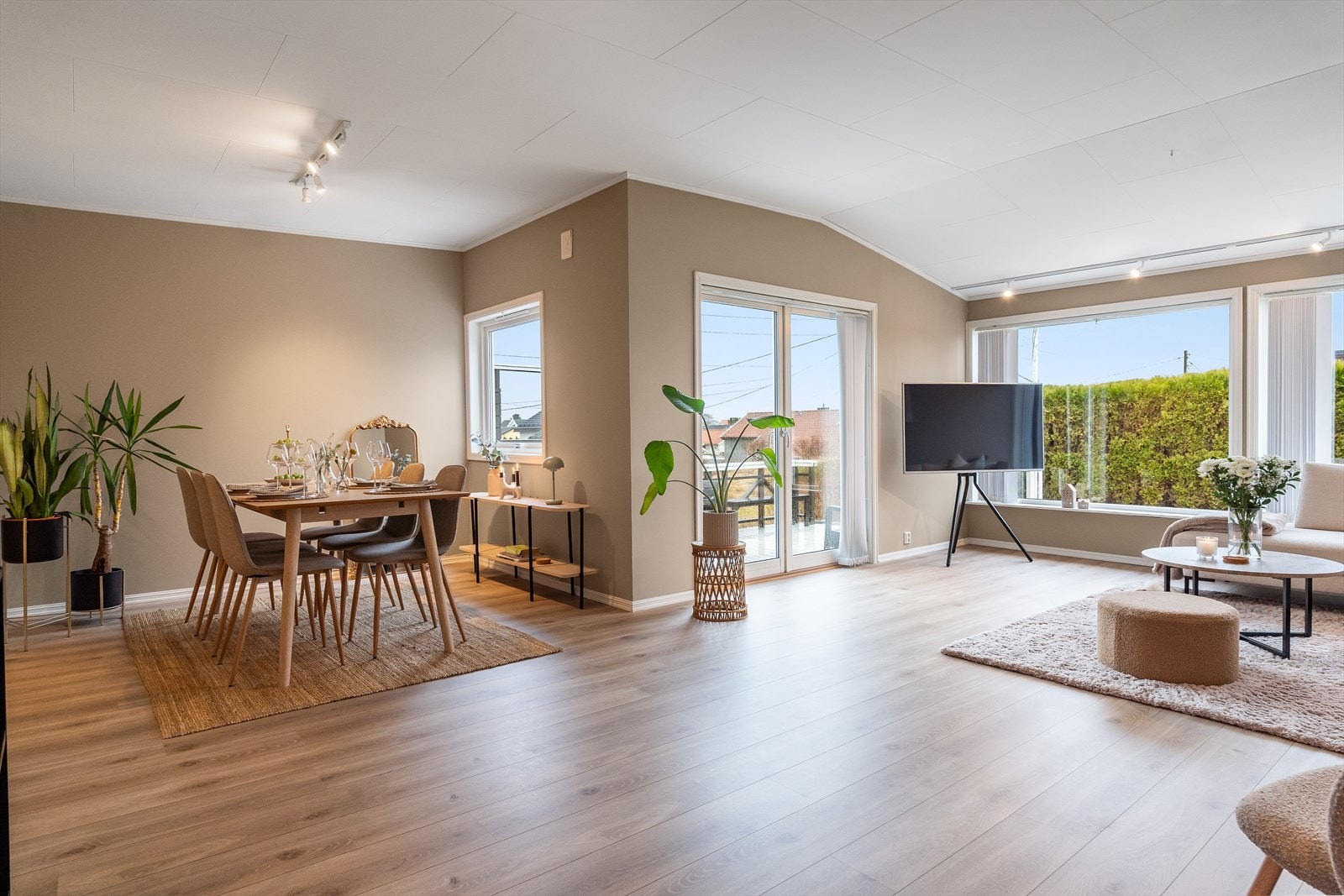 Lys og luftig stue med direkte utgang til en flott terrasse. Galleribilde