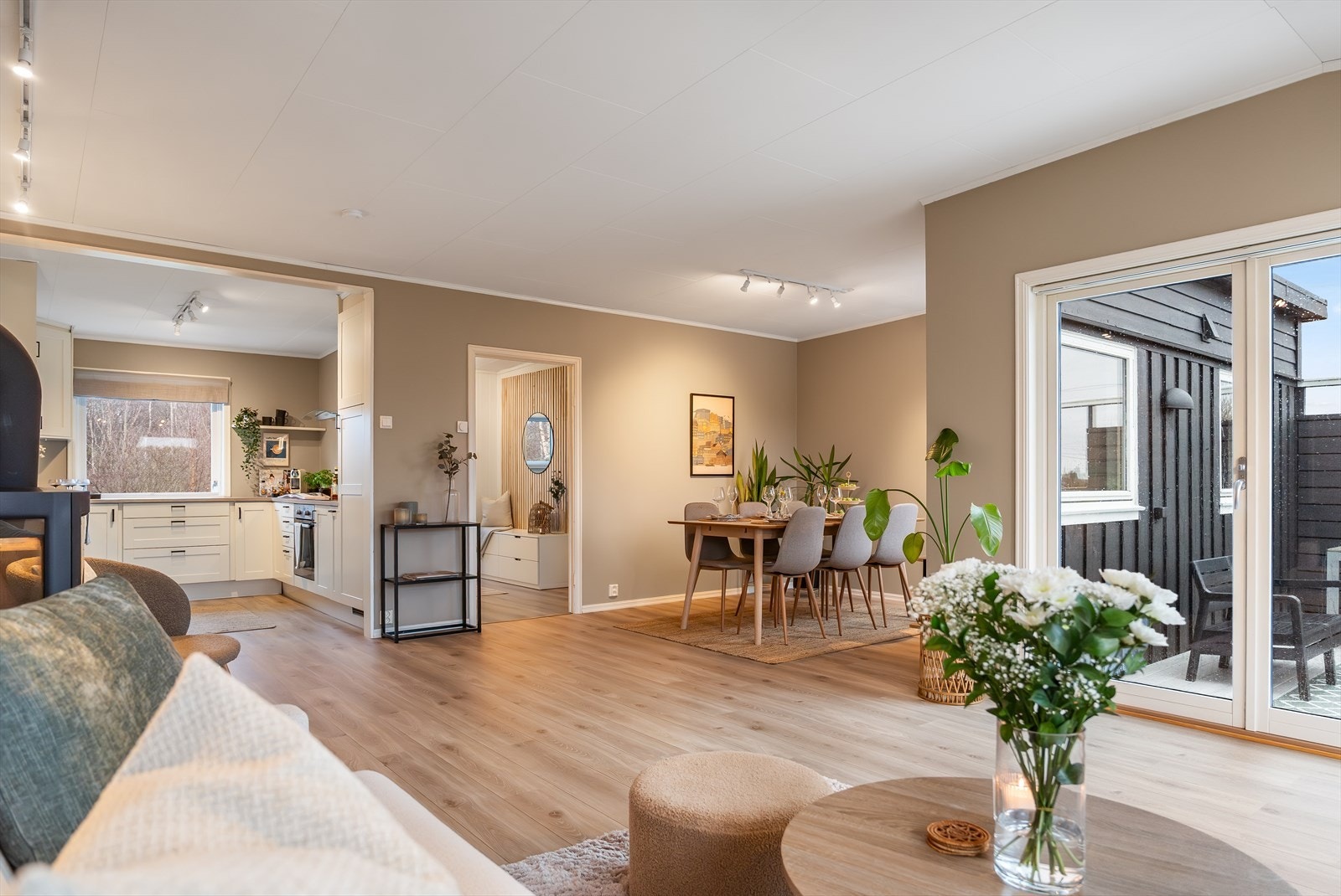 Stuen har åpen løsning mot kjøkkenet Galleribilde