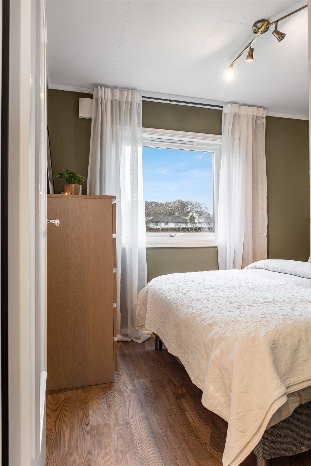 Soverom nummer to og tre egner seg godt som gjesterom, barnerom eller hjemmekontor. Galleribilde