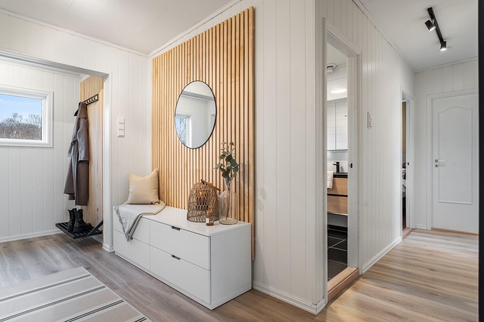 Romslig og hyggelig entré med gode muligheter for oppbevaring av yttertøy og sko. Her er det plass til garderobeskap eller en kommode for ekstra lagring. Galleribilde