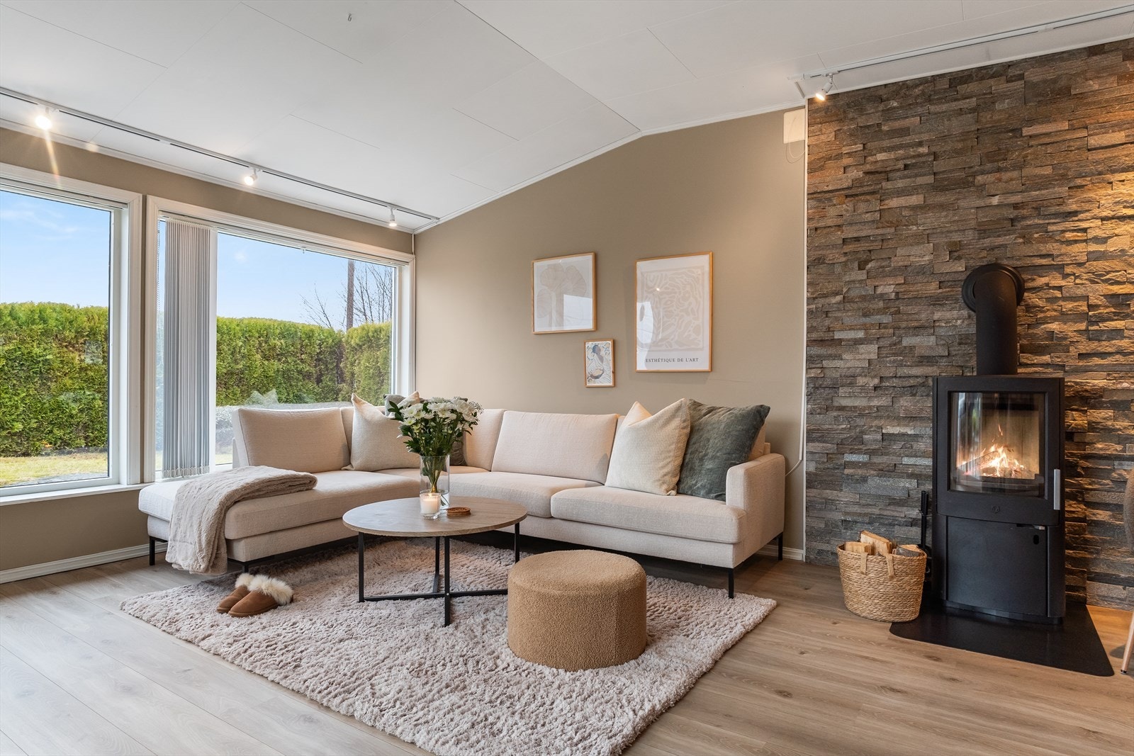 Store vinduer sørger for rikelig med naturlig lys inn i rommet Galleribilde