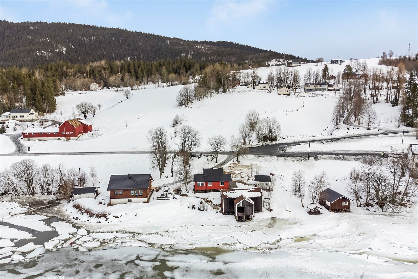 Eiendommen ligger fint til ved Bjerkaauren. Galleribilde