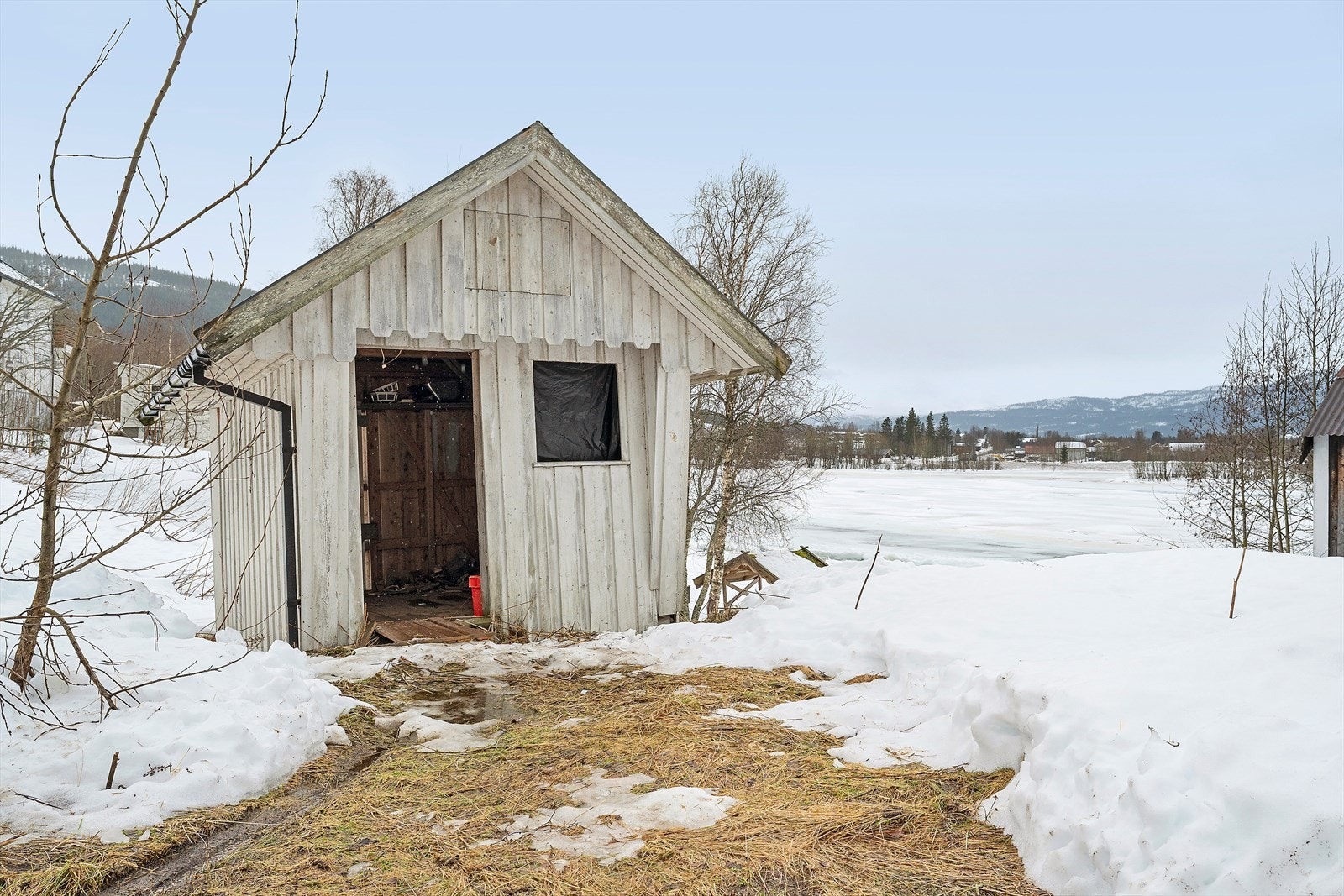 På tomten er det også et uthus på 10 kvm. Dette må påregnes renovering. Galleribilde