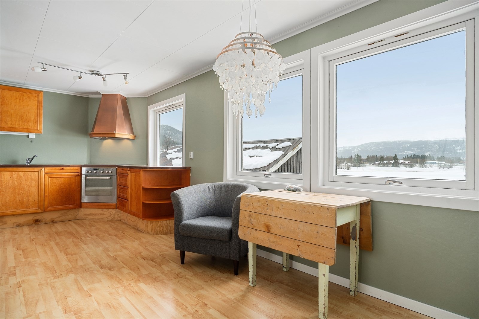 Boligen inneholder vindfang, bod, bad/vaskerom, gang, stue/kjøkken og loftstue Galleribilde