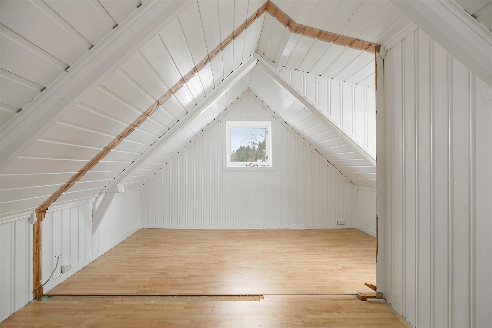 Loftet har tidligere vært inndelt i 2 rom. Galleribilde