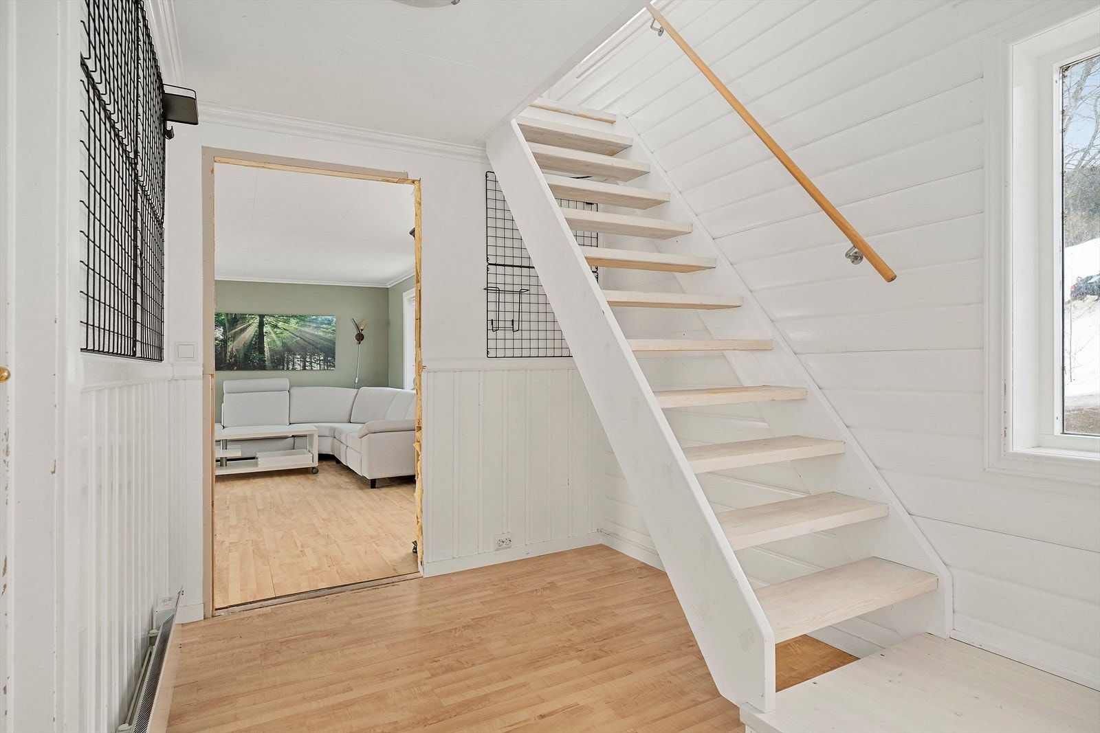 Fra gangen er det trapp opp til loftet Galleribilde