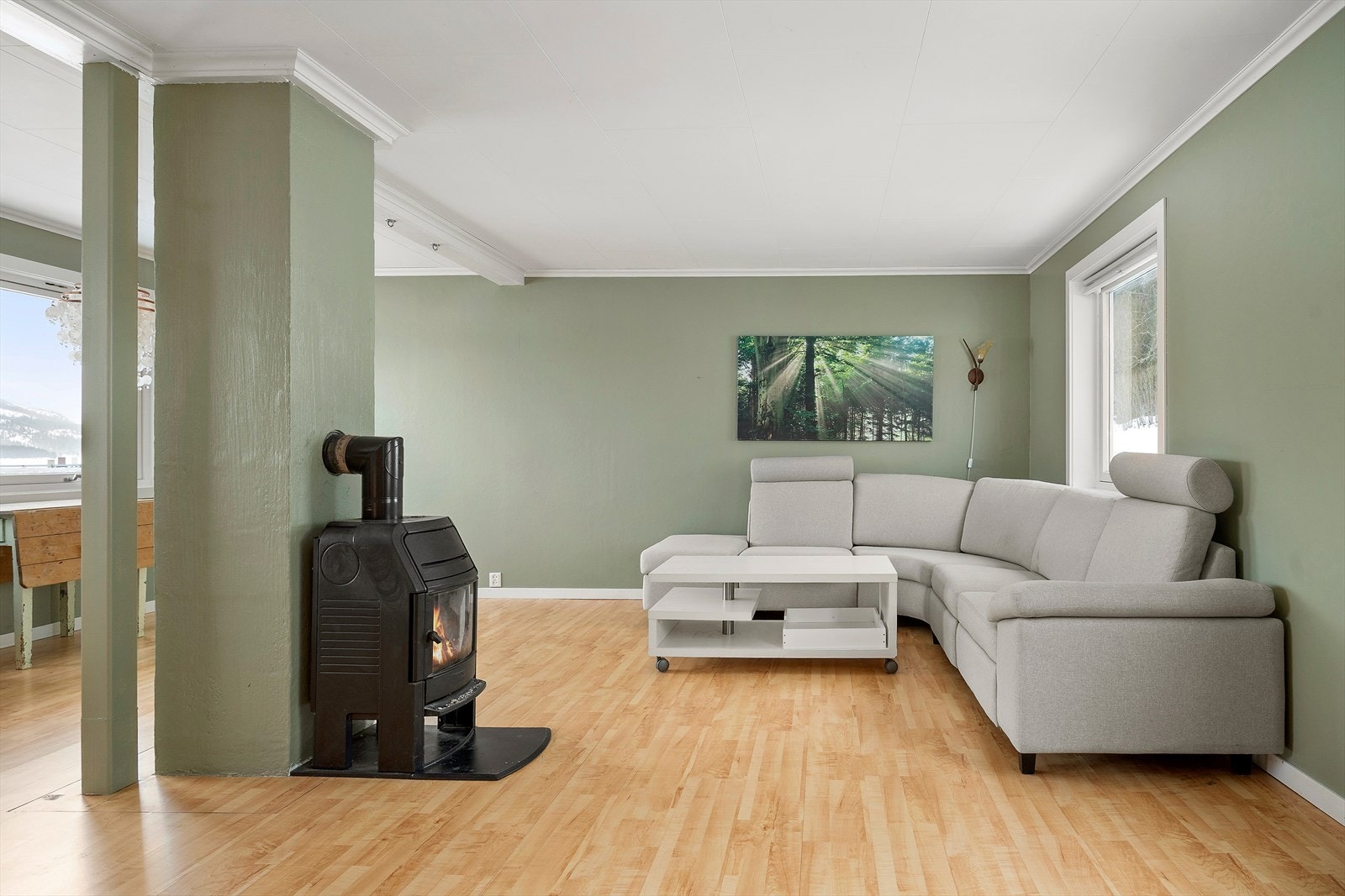 Boligen har en koselig stue med åpen kjøkkenløsning Galleribilde