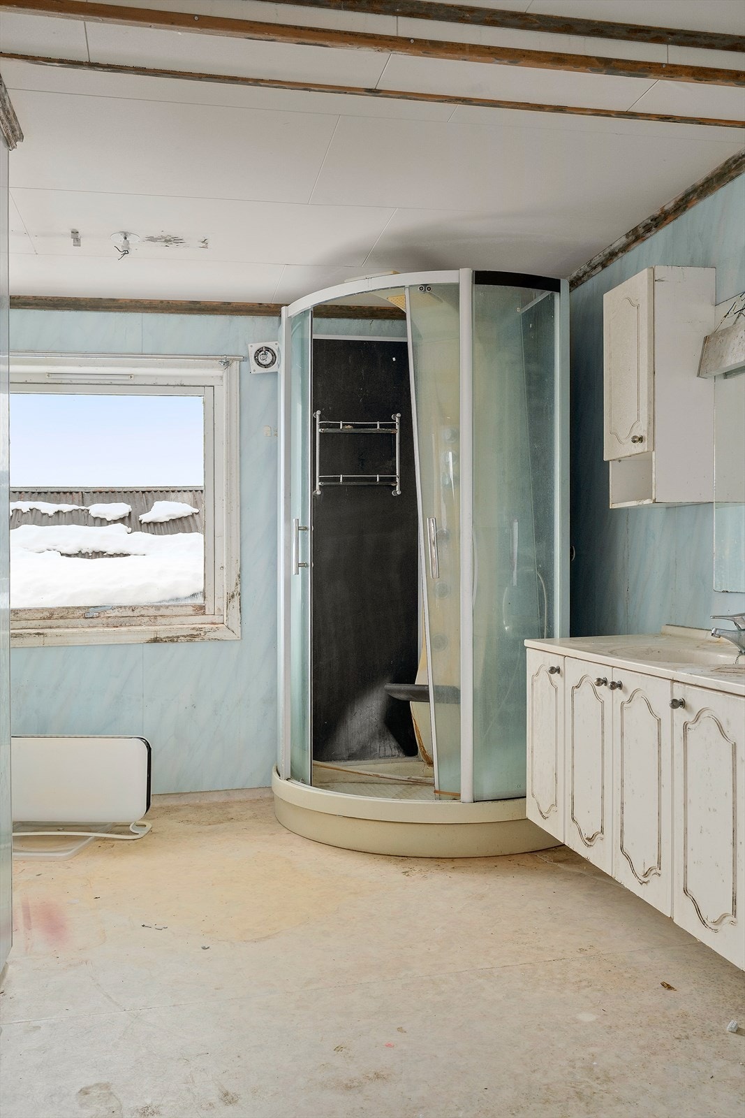 På bad/vaskerom har det vært en vannlekkasje. Rommet må renoveres. Galleribilde