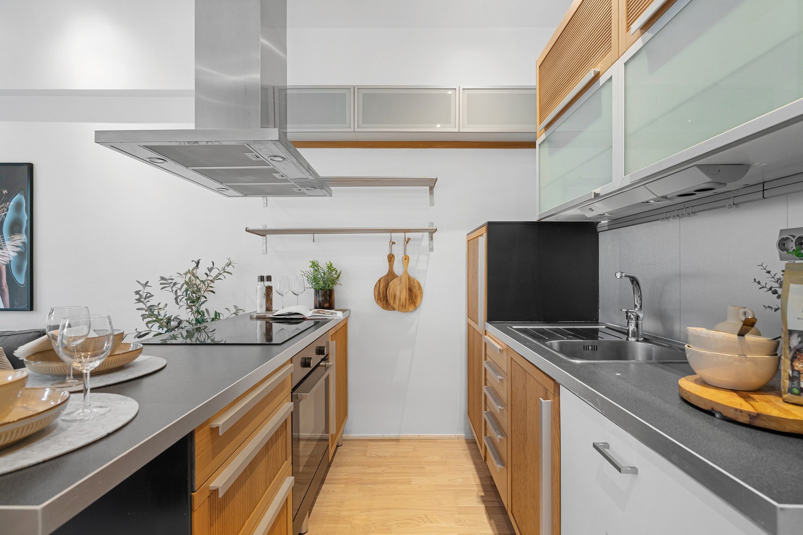 praktisk og kompakt kjøkkeninnredning med integrerte hvitevarer som medfølger Galleribilde