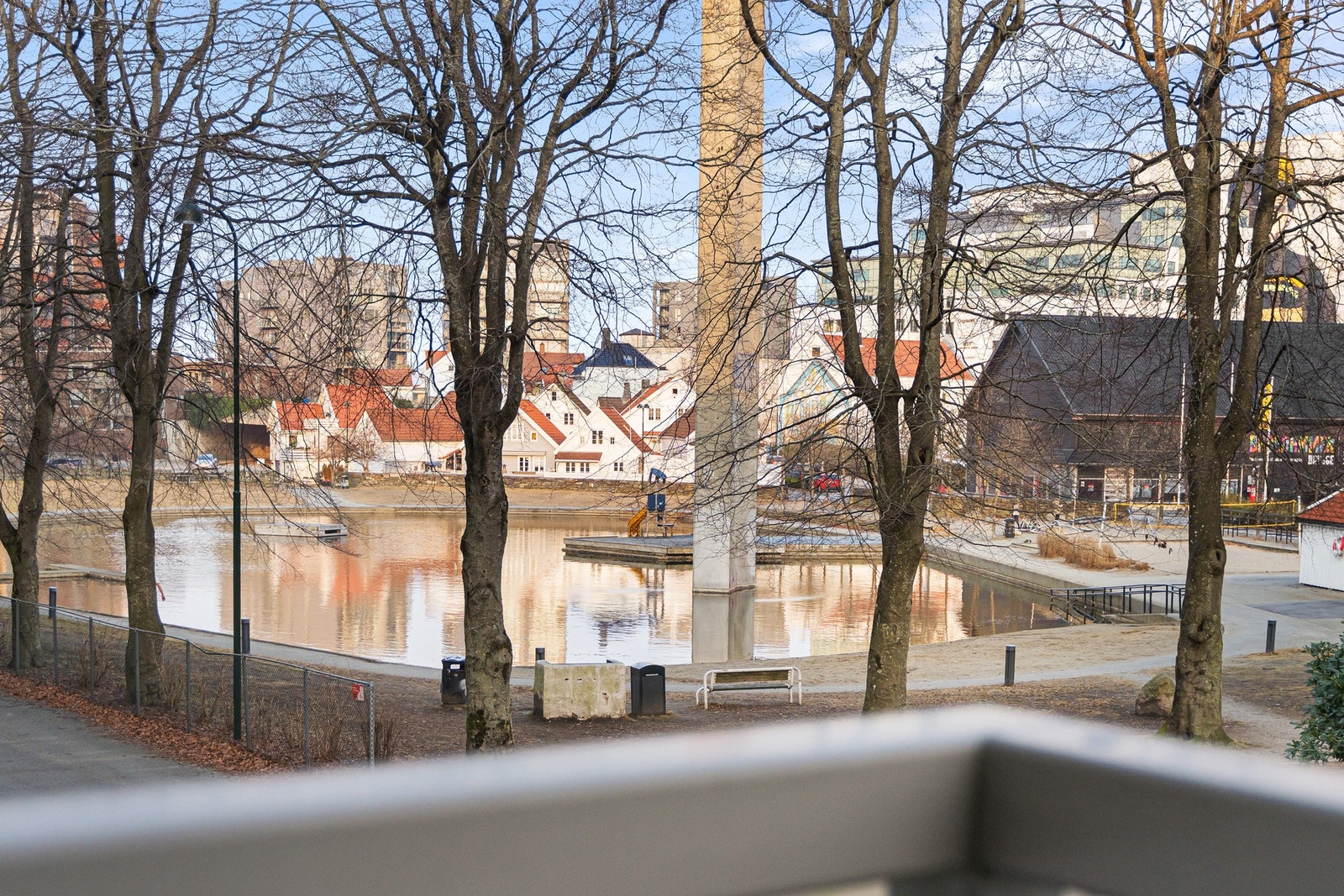 Utsikt til badedammen med sand og volleyballbane - nærbutikk like ved Galleribilde