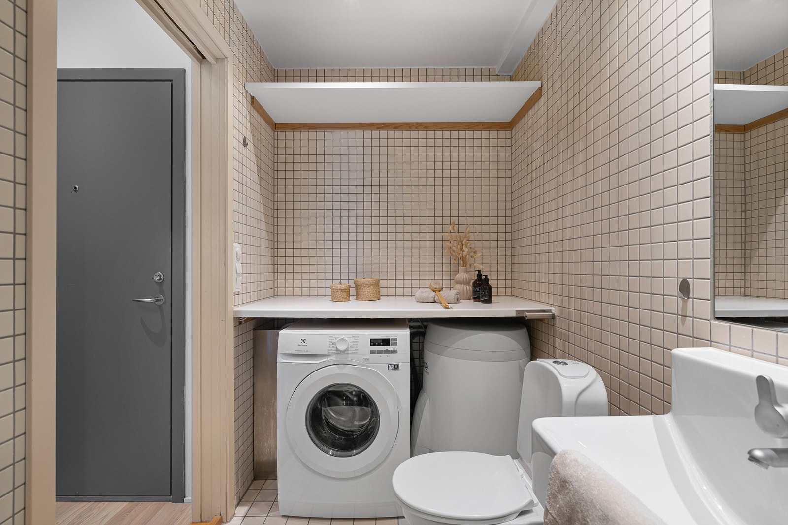 bad og vaskerom med hyller Galleribilde