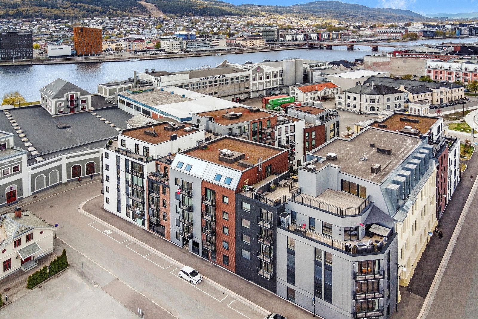 Deler av bebyggelsen er holdt i ærverdig fin stil som Gjerdegården og "den gule villaen" med historisk sus Galleribilde