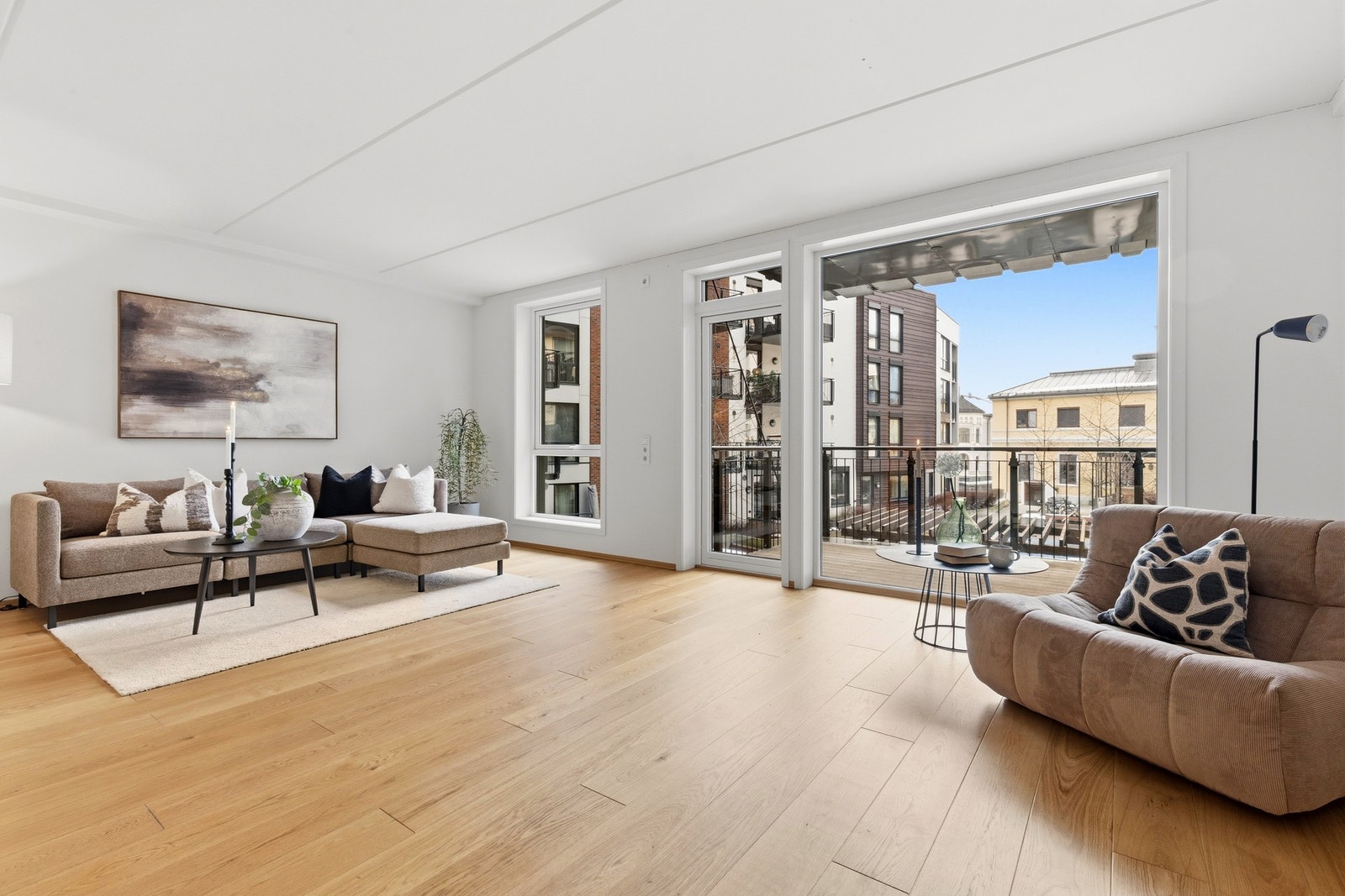 Stue med utgang til overbygget balkong | komfortabel vannbåren gulvvarme Galleribilde