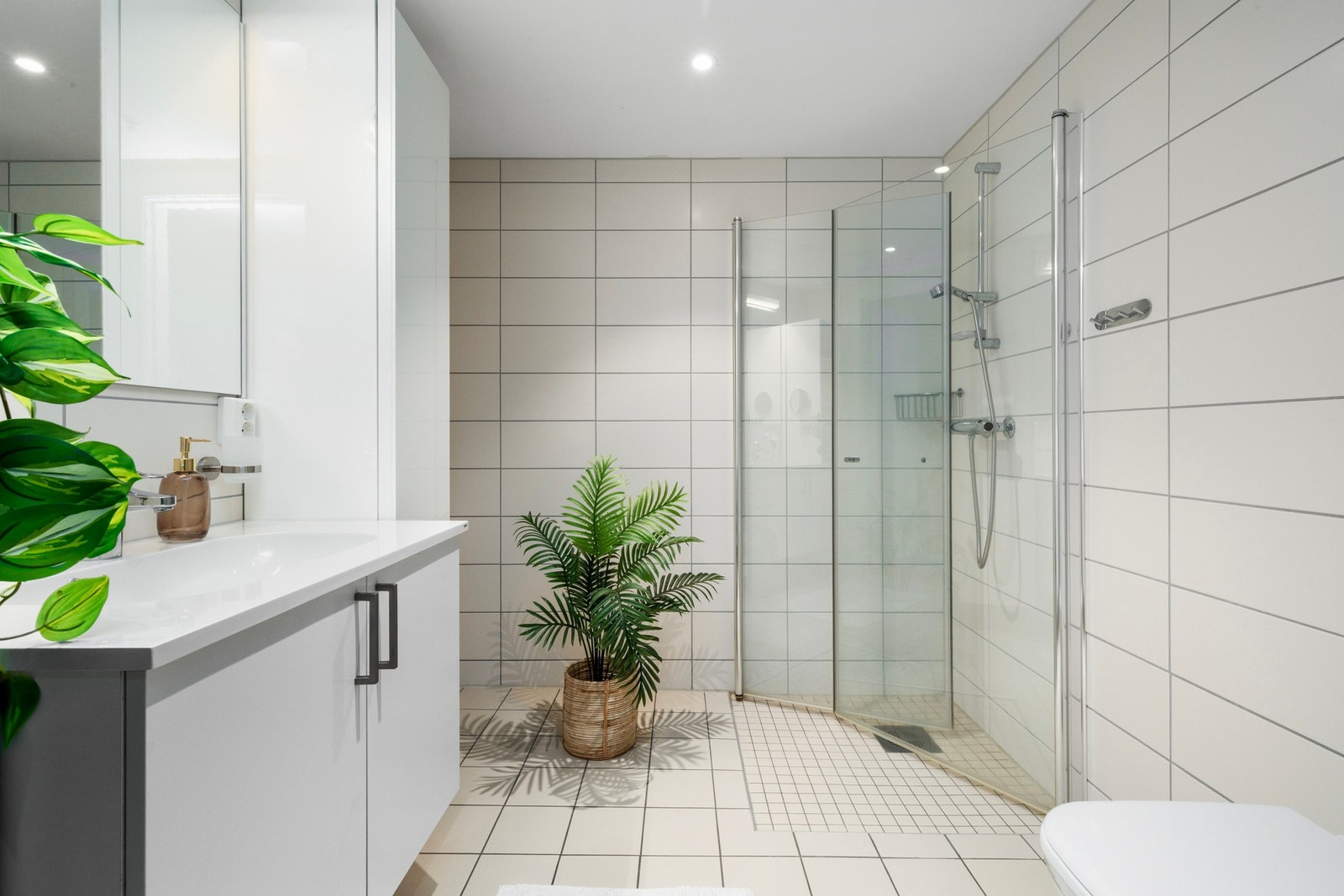 Det er to bad/wc, ett med adkomst fra entre Galleribilde