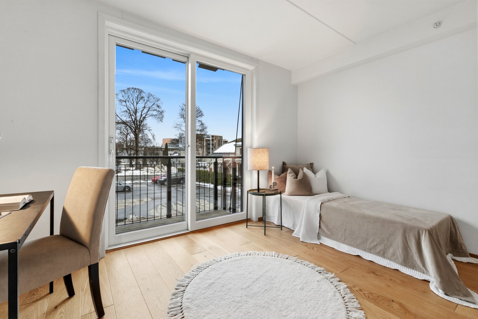 Soverom 2 med utgang til østvendt balkong med morgensol Galleribilde