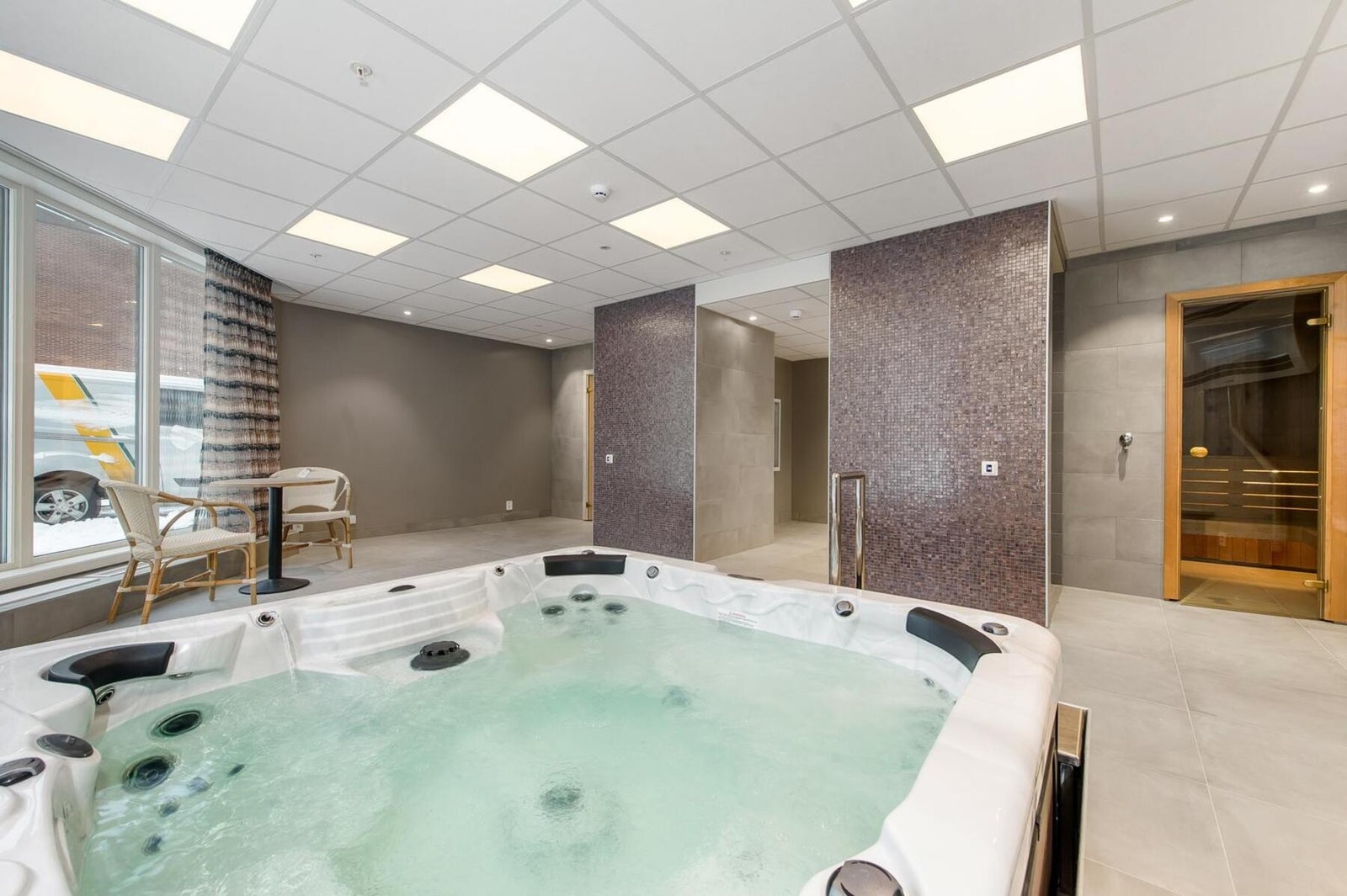 Fellesrom: Spaavdeling med jacuzzi og 2 badstuer og dusj Galleribilde