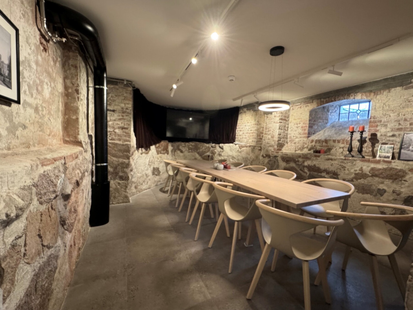 Fellesrom:; Bodega / tv-stue under selskapslokalene Galleribilde