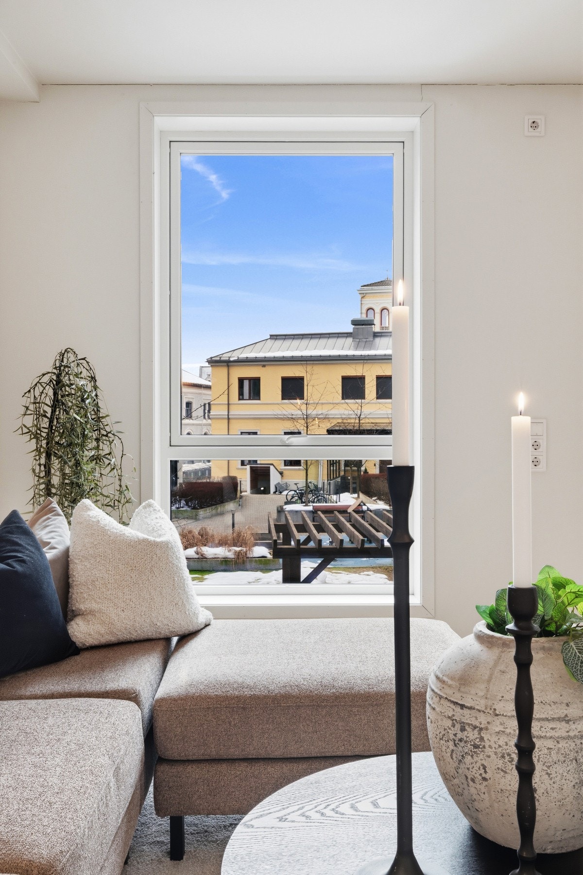 Utsikt mot den gule villaen hvor det er selskapslokaler (for leie) og som en daglig møteplass Galleribilde