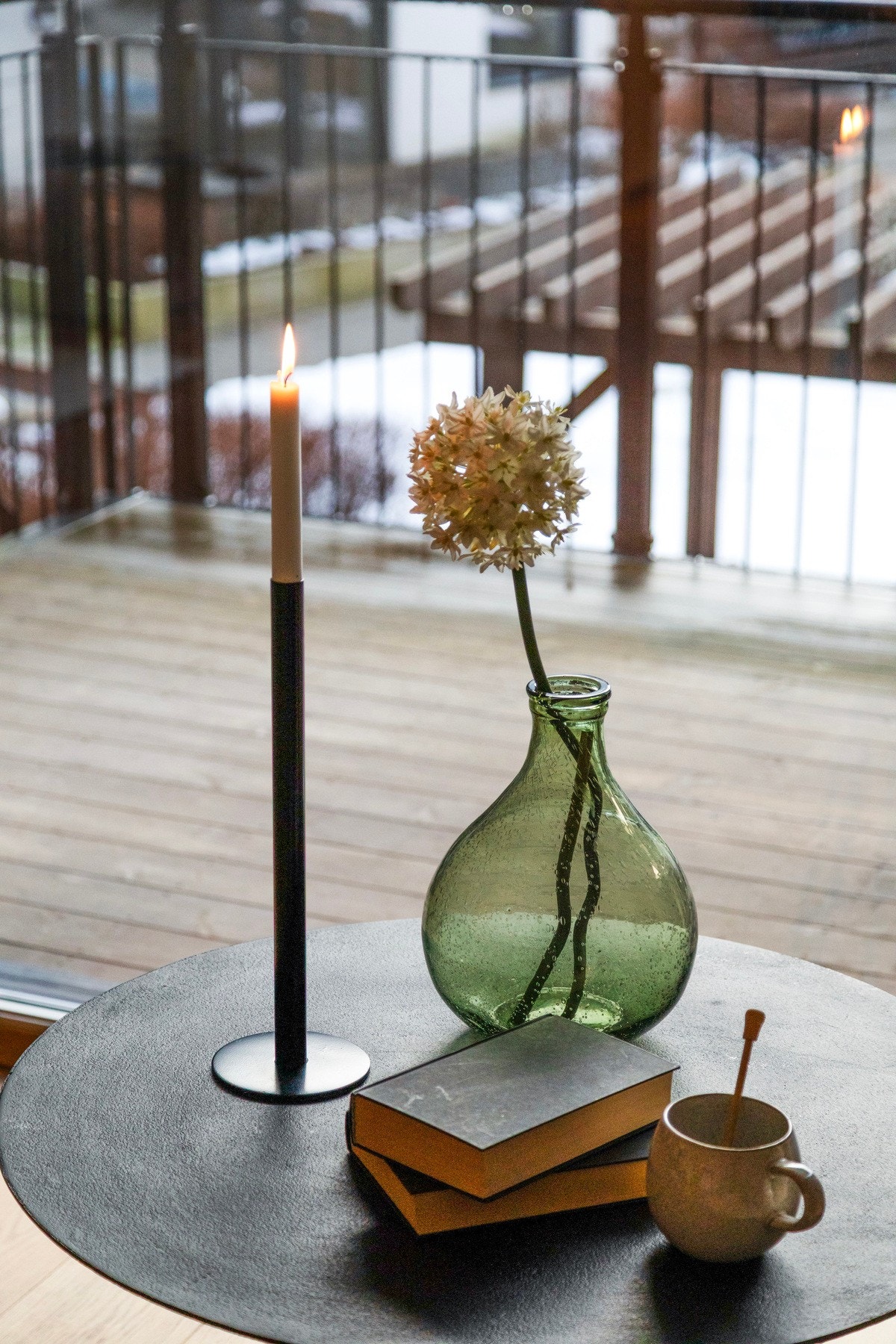 Balkongen vender inn mot rolig, skjermet grønt atrium Galleribilde