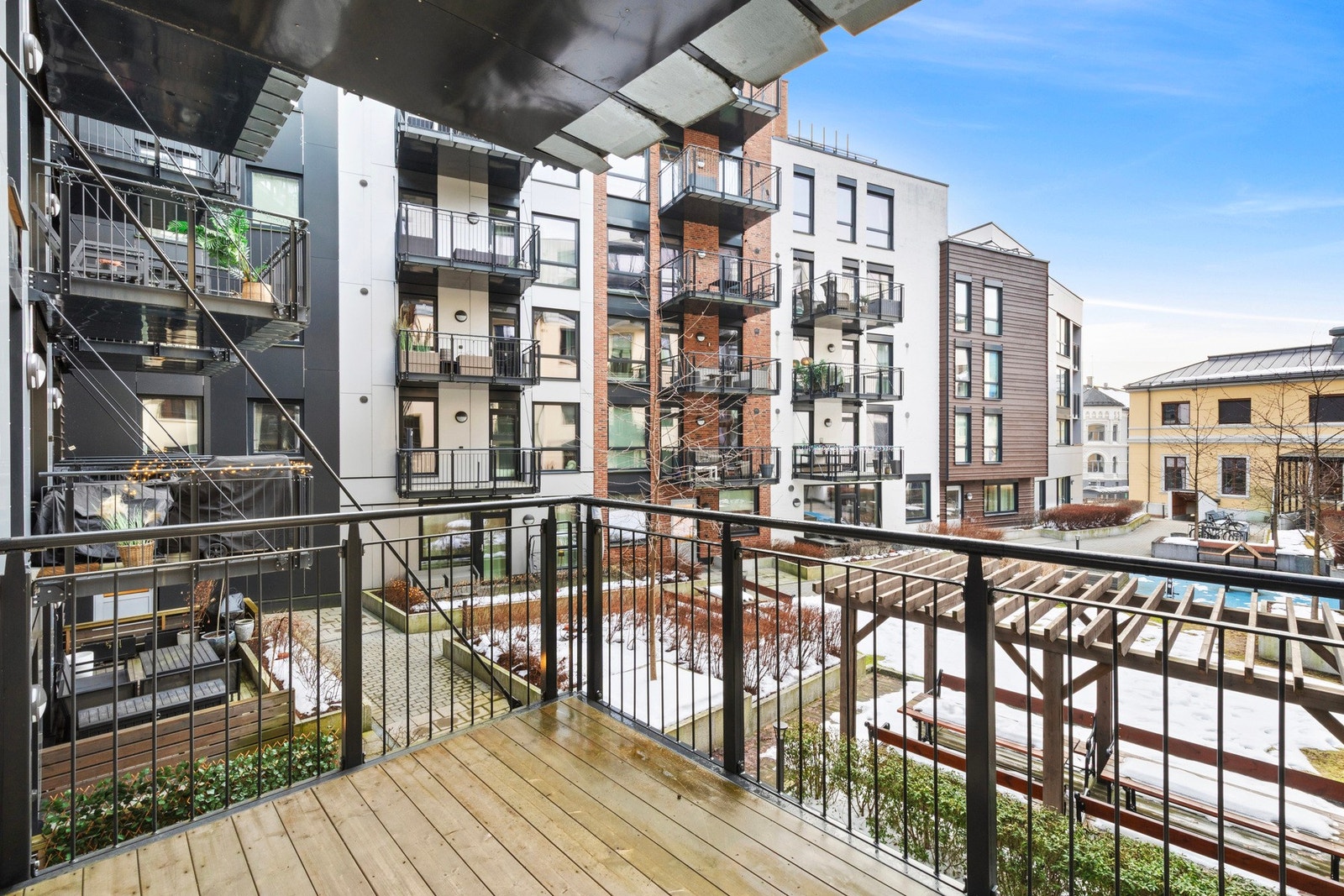 Vestvendt balkong utenfor stuen med ettermiddagssol Galleribilde