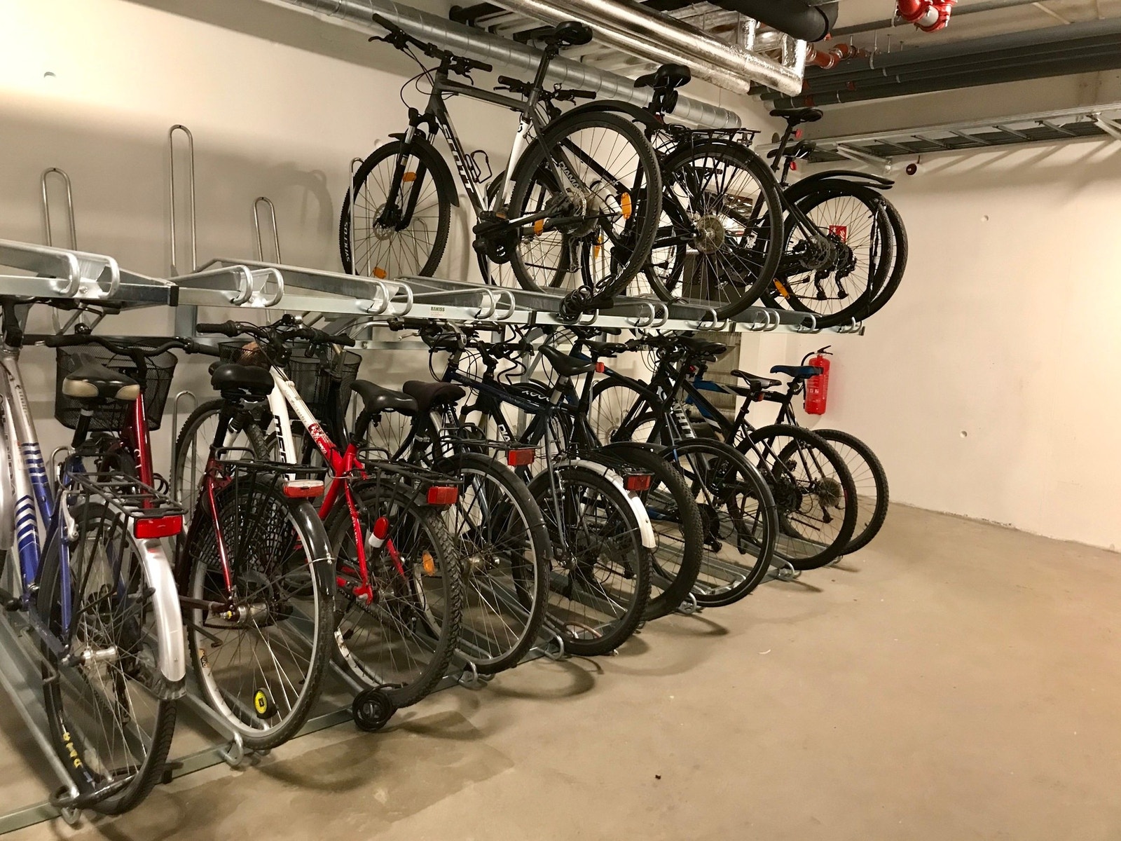 Sykkel-hotell i garasjen Galleribilde