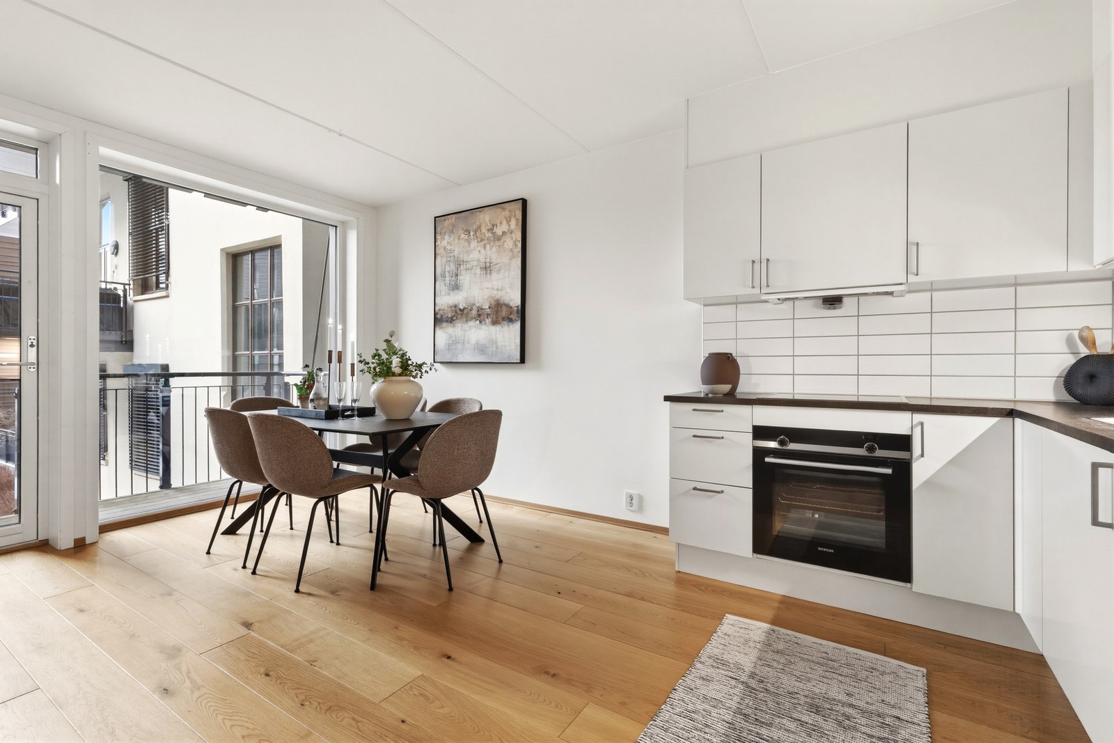 God plass til stor spisestue i kjøkken| komfortabel vannbåren gulvvarme Galleribilde