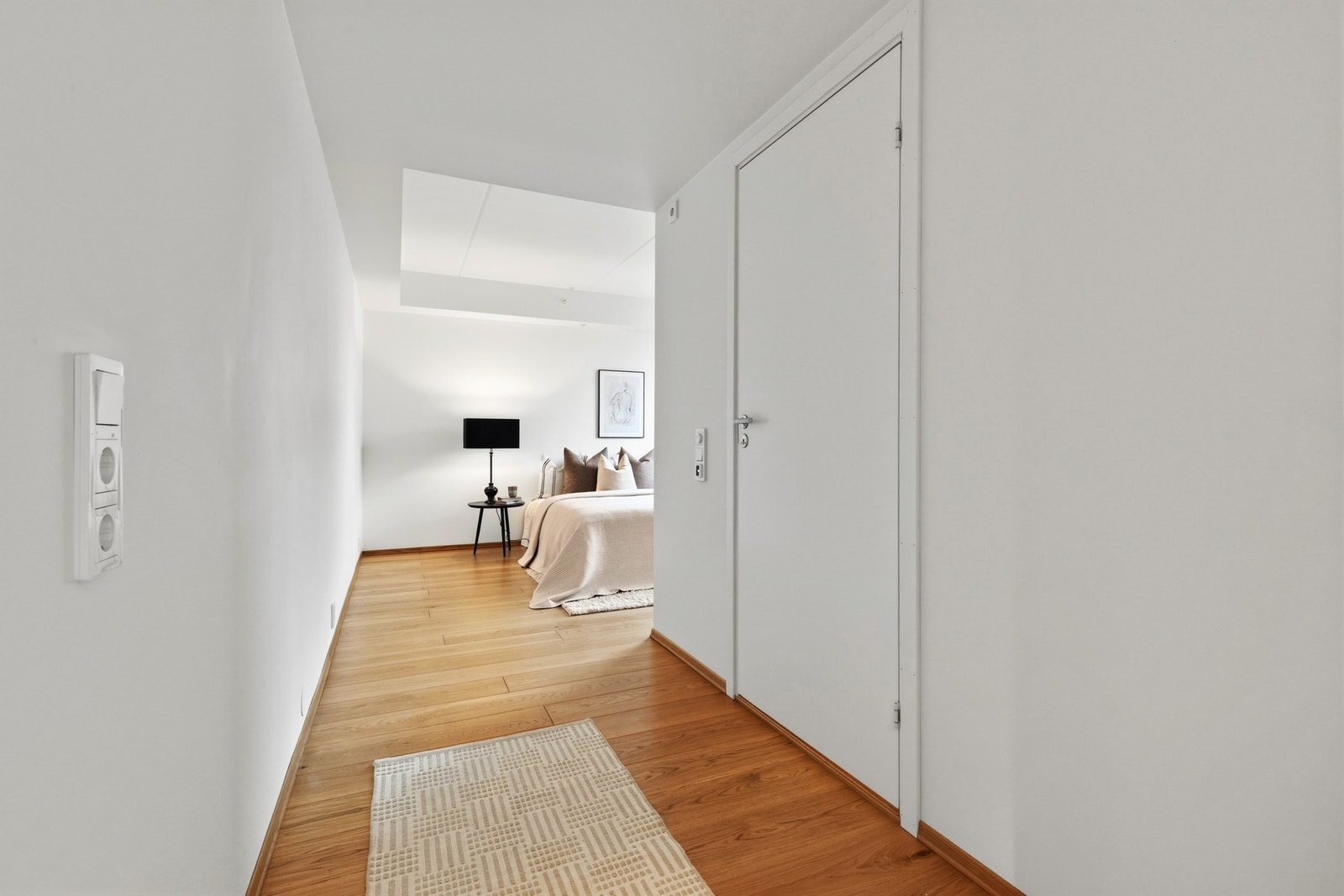 Dør inn til eget bad i masterbedroom Galleribilde