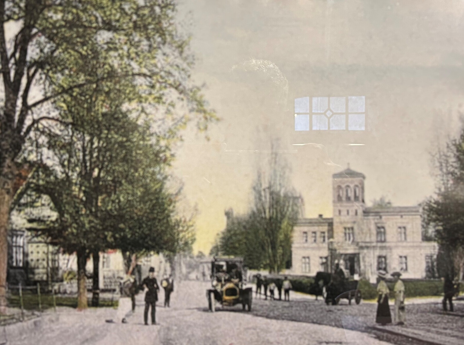 "Den gule villaen", bygget på slutten av 1800 taller er totalrestaurert, verneverdig og er endel av sameiet Galleribilde