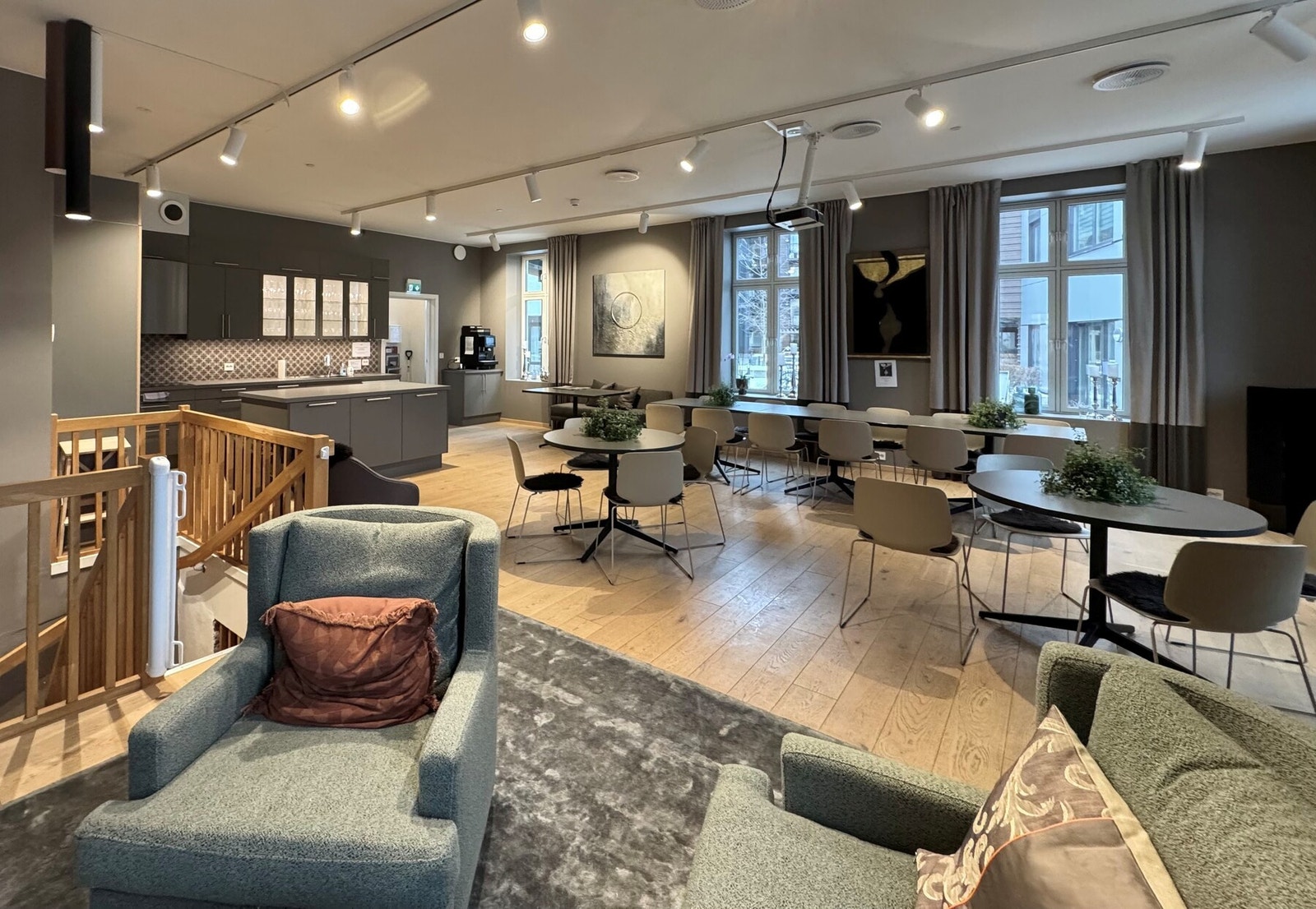 Fellesrom: Selskapslokaler. Disse brukes daglig som møteplass og kan leies ved anledninger Galleribilde