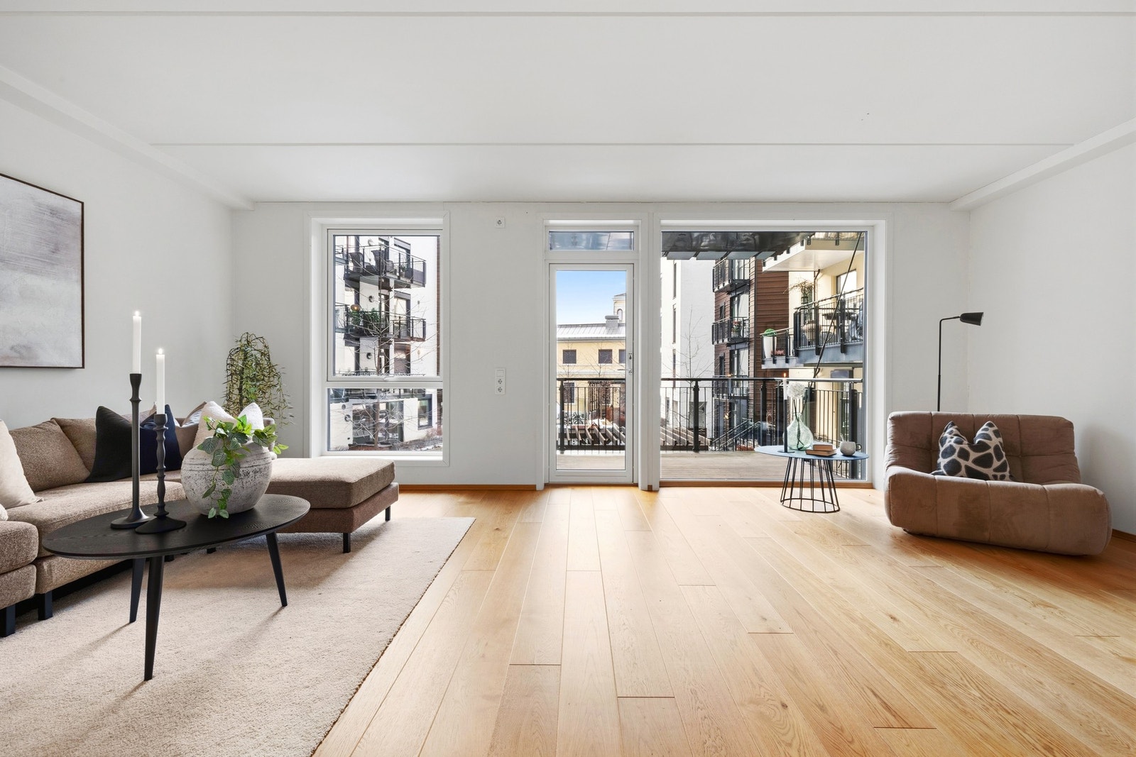 Store vindusåpninger gir mye lys Galleribilde