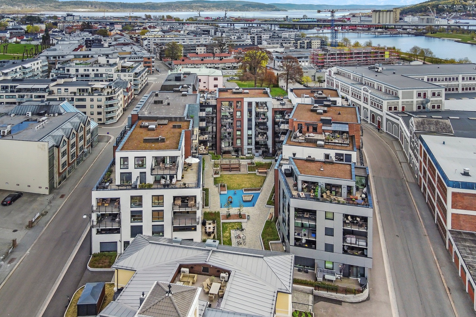 Byhusene omkranser et skjermet grønt atrium Galleribilde