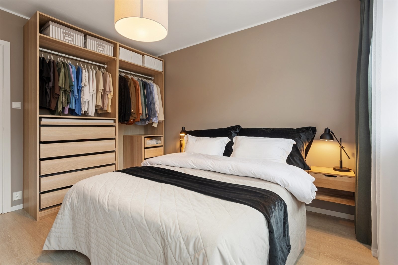 God plass til dobbeltseng og garderobeskap. Galleribilde