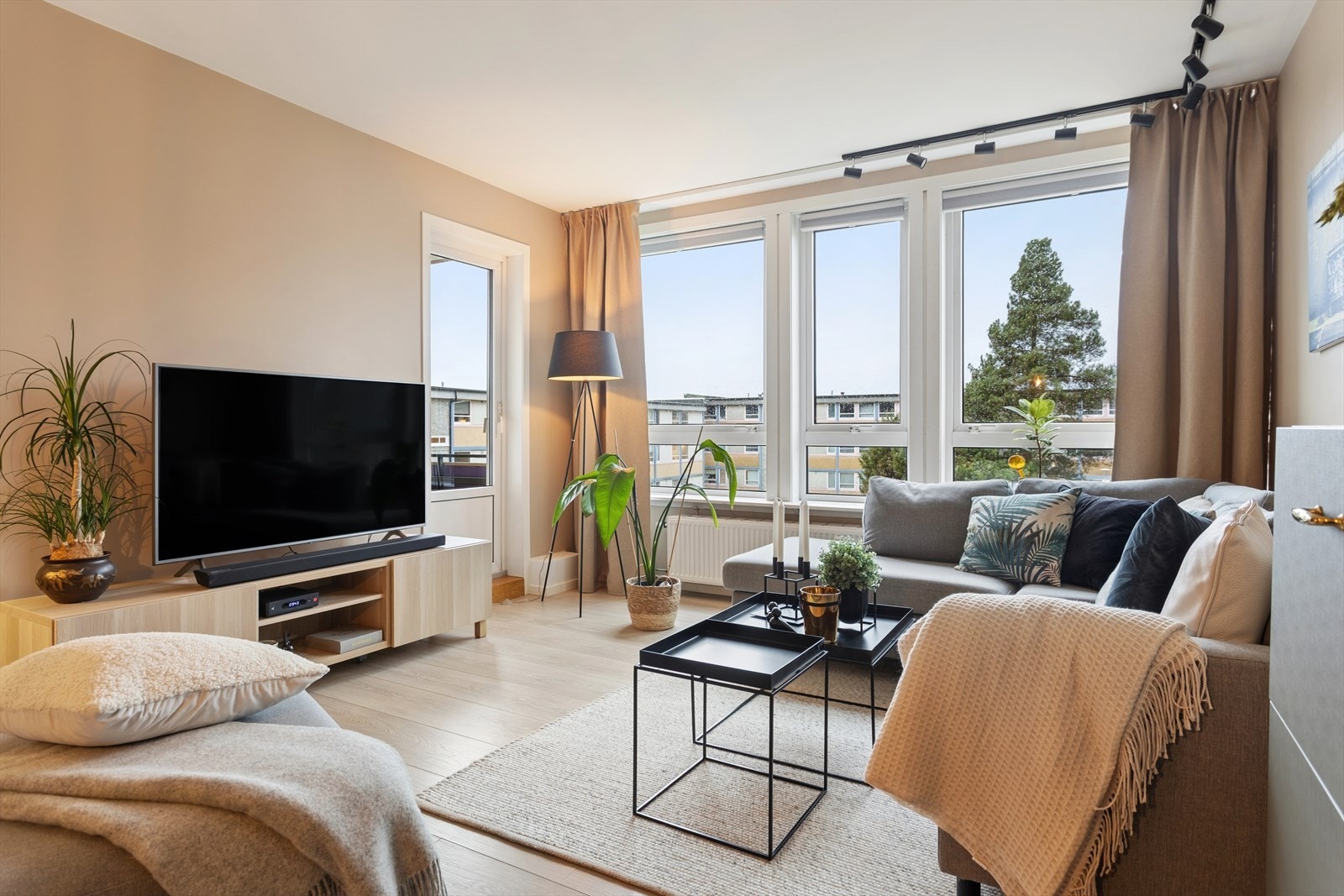 Leiligheten er malt i en lys og moderne fargepallett. Galleribilde