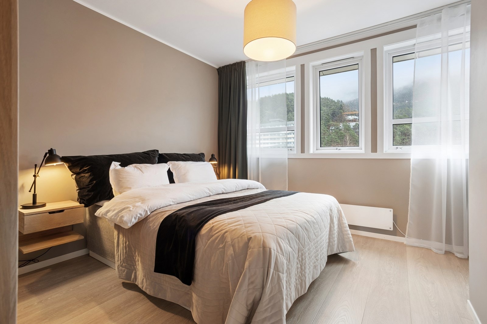 Leiligheten har totalt 3 behagelige soverom. Galleribilde